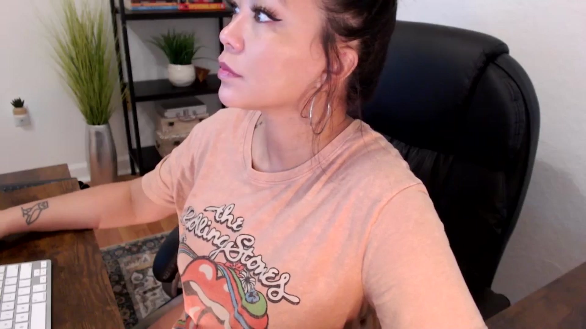 Gallery image thumbnail from MickaylaMinx's myfreecams stream on, 12/10/2024, 17:02 image 3 of 20