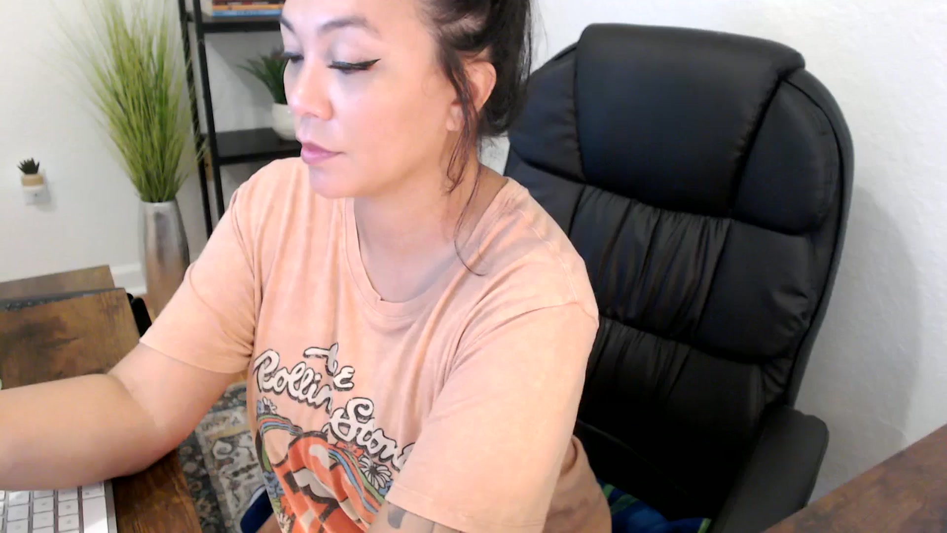 Gallery image thumbnail from MickaylaMinx's myfreecams stream on, 12/10/2024, 18:26 image 10 of 20