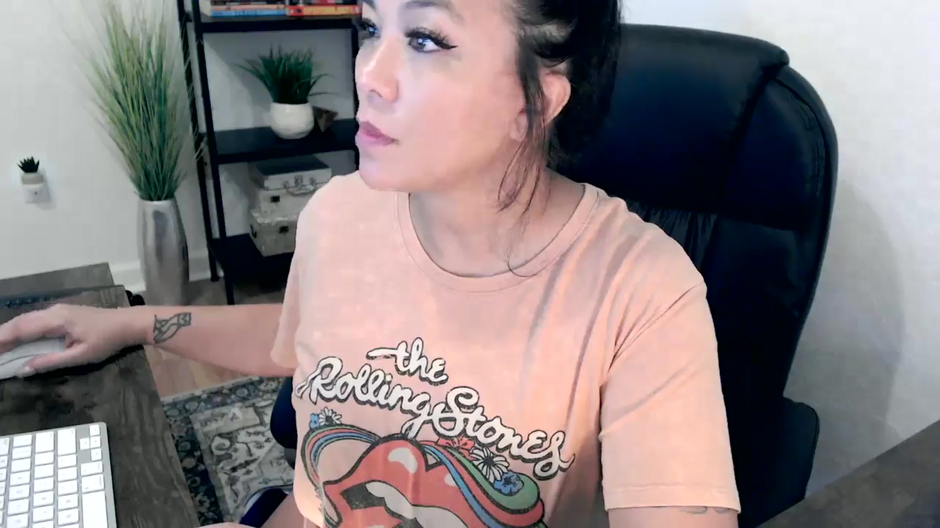 Gallery image thumbnail from MickaylaMinx's myfreecams stream on, 12/10/2024, 18:26 image 4 of 20