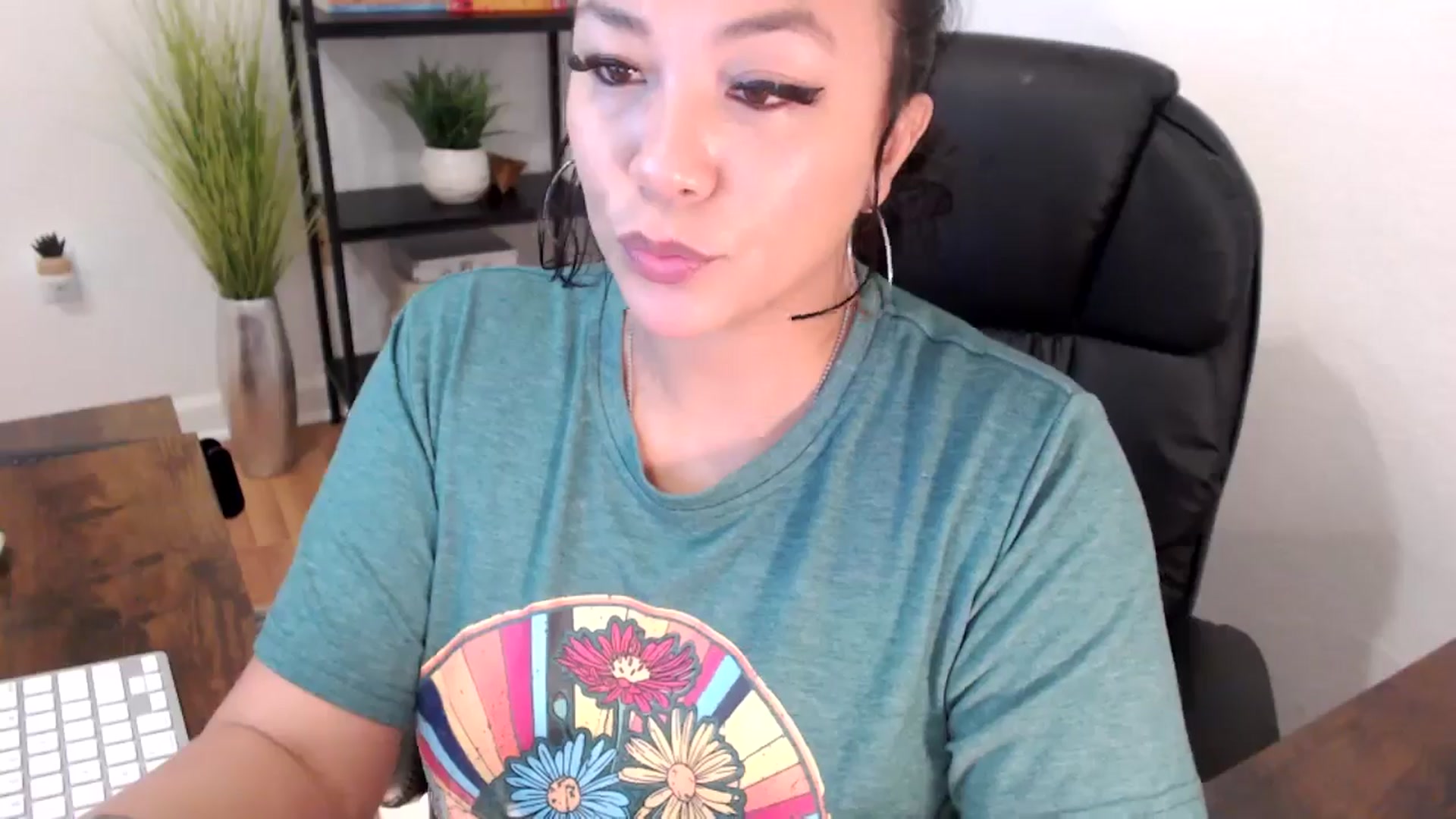 Gallery image thumbnail from MickaylaMinx's myfreecams stream on, 12/12/2024, 18:17 image 6 of 20