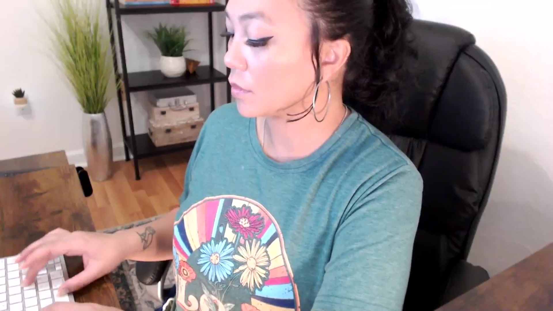 Gallery image thumbnail from MickaylaMinx's myfreecams stream on, 12/12/2024, 18:17 image 15 of 20