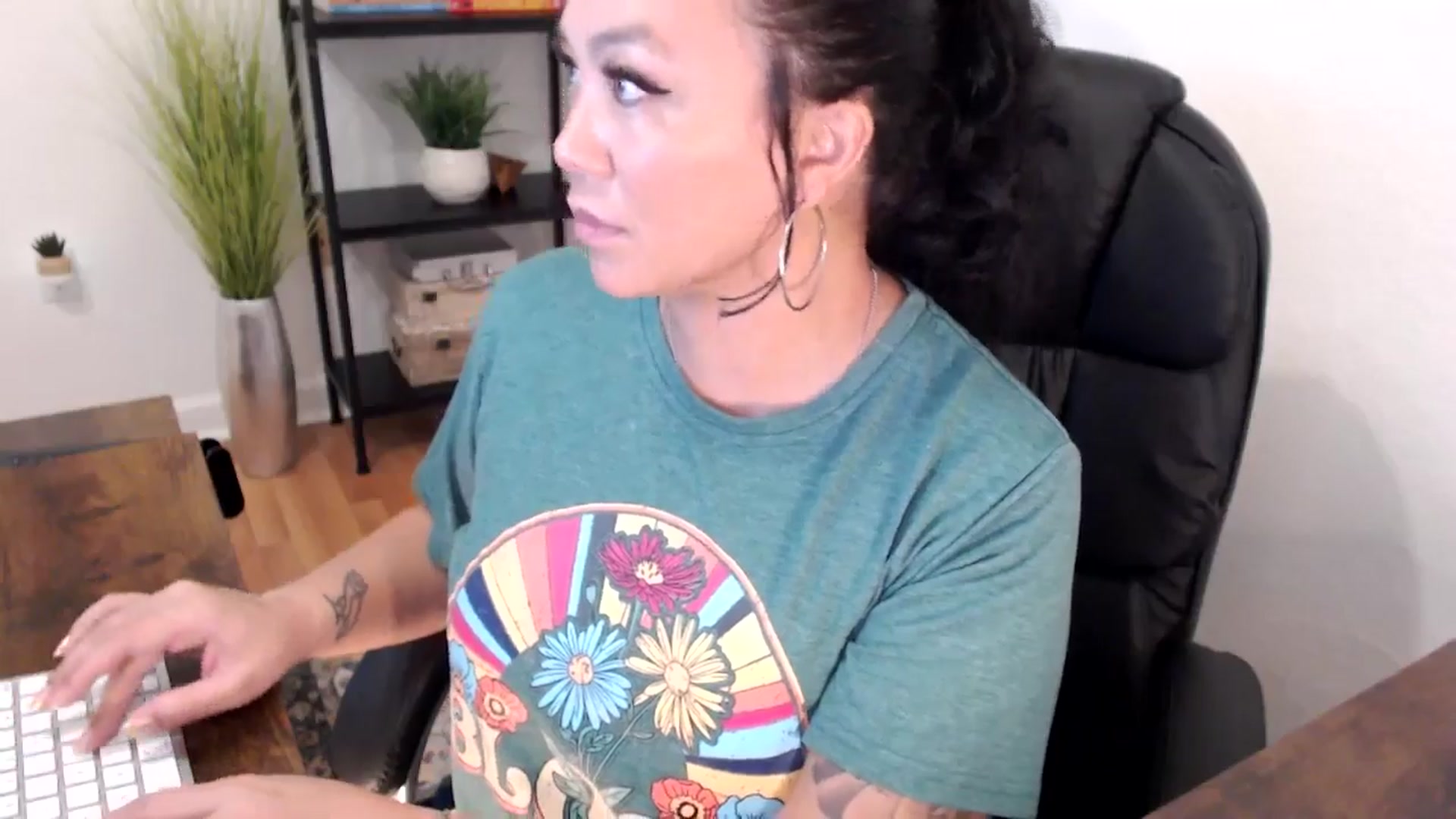 Gallery image thumbnail from MickaylaMinx's myfreecams stream on, 12/12/2024, 18:17 image 13 of 20