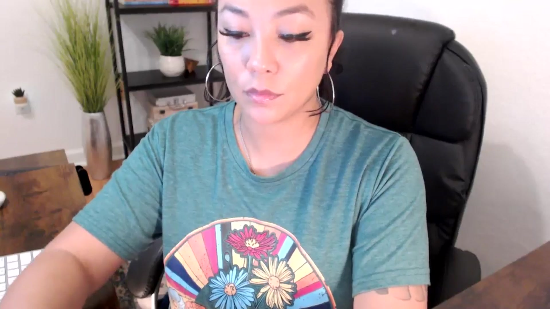 Gallery image thumbnail from MickaylaMinx's myfreecams stream on, 12/12/2024, 18:17 image 19 of 20