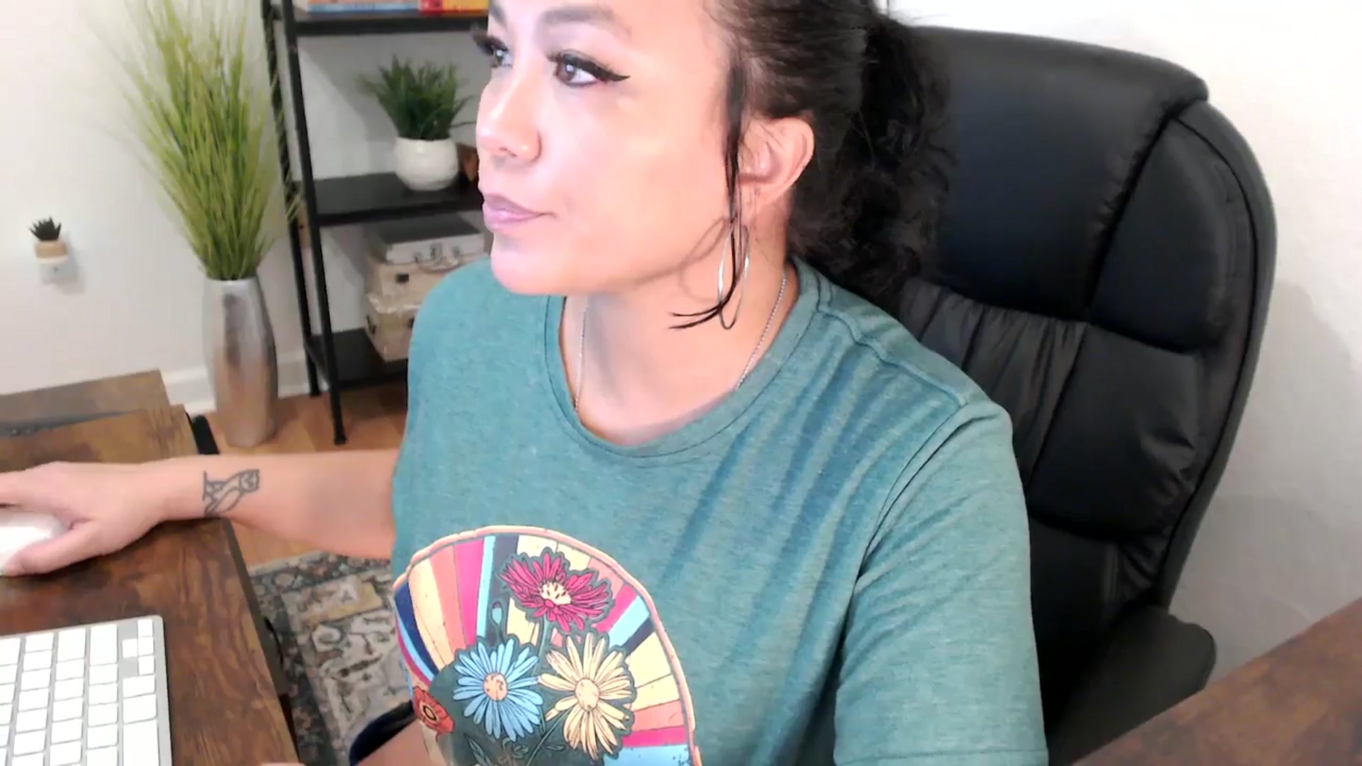 Gallery image thumbnail from MickaylaMinx's myfreecams stream on, 12/12/2024, 19:02 image 7 of 20