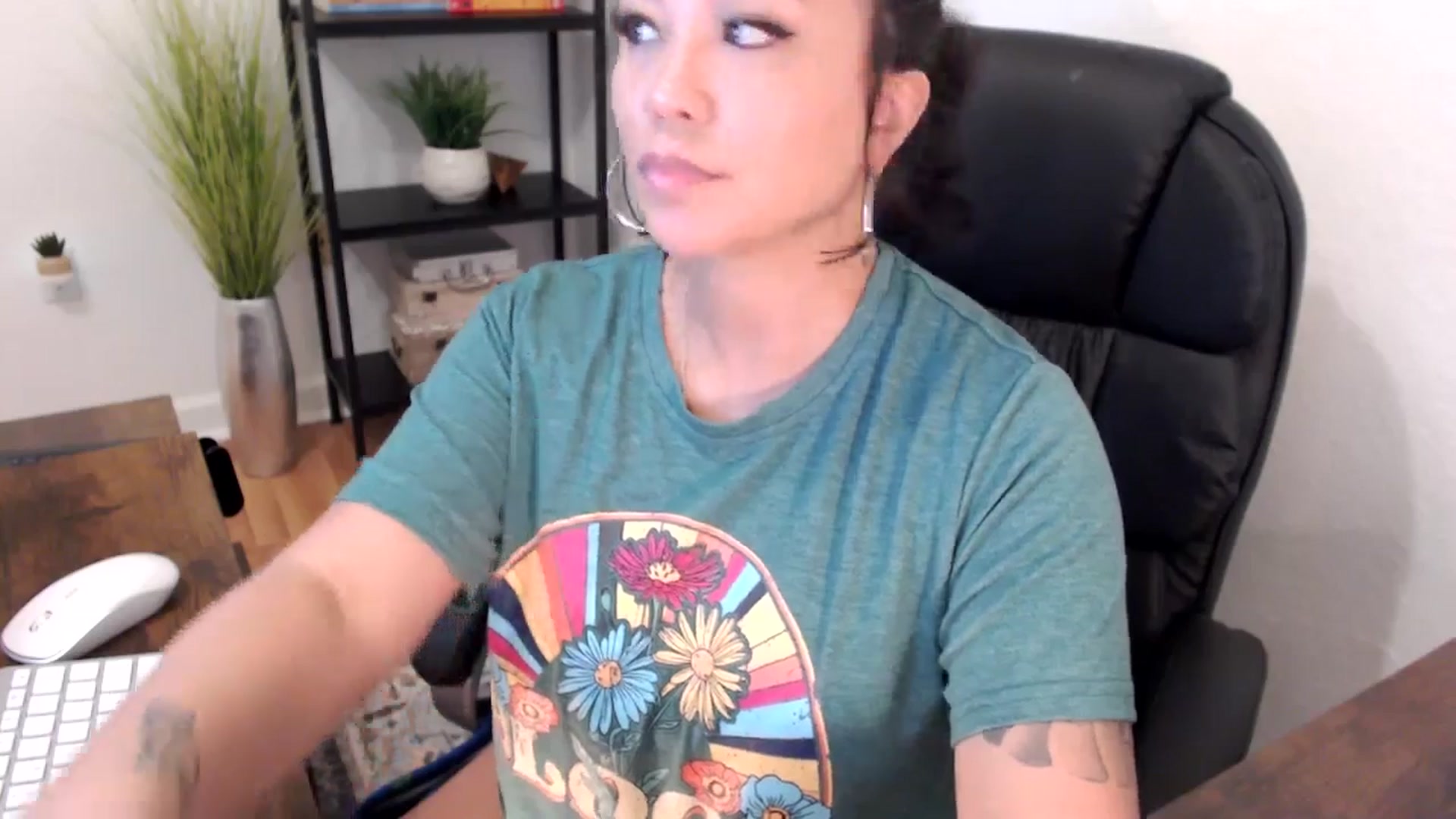 Gallery image thumbnail from MickaylaMinx's myfreecams stream on, 12/12/2024, 19:02 image 18 of 20