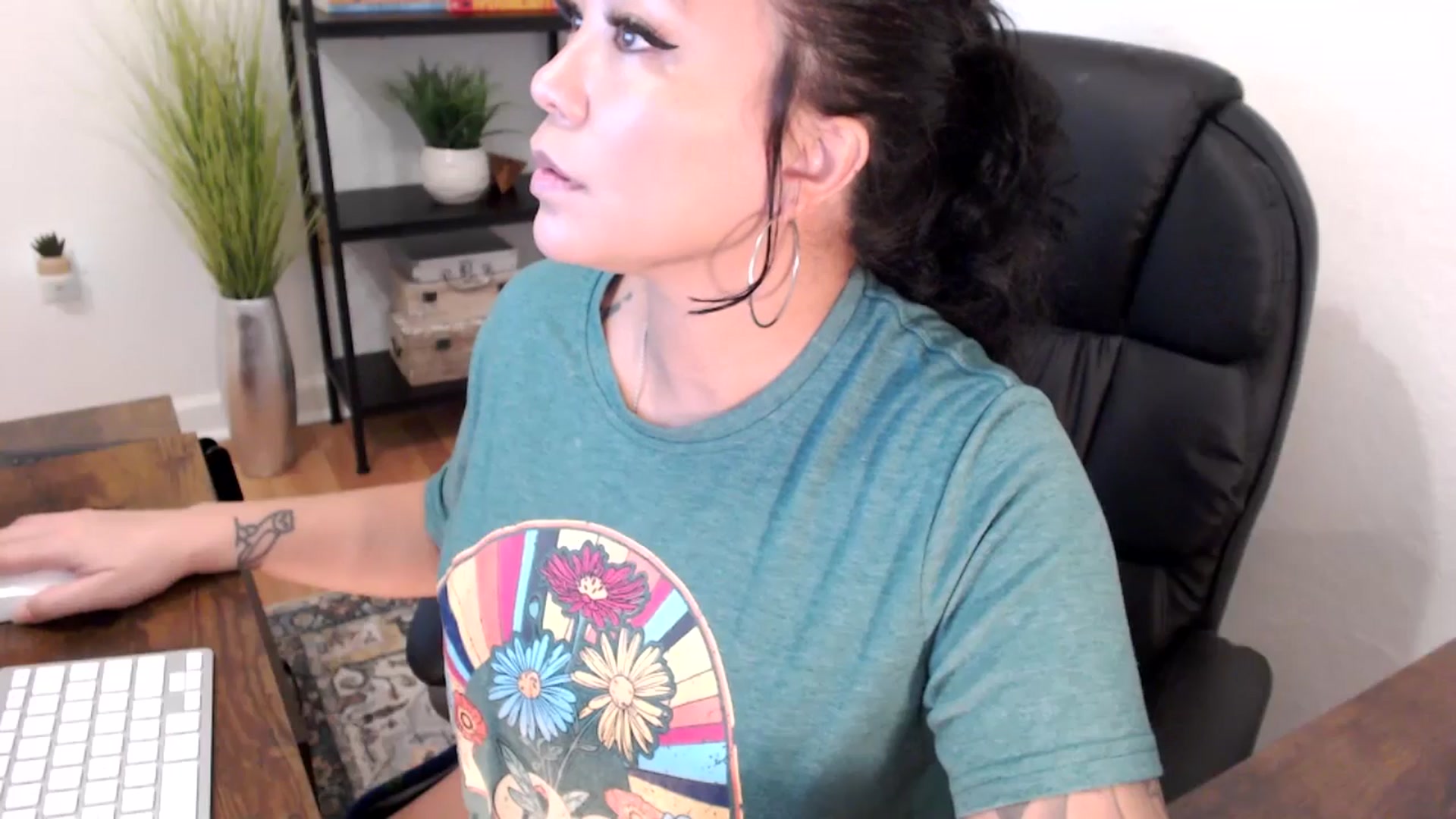Gallery image thumbnail from MickaylaMinx's myfreecams stream on, 12/12/2024, 19:02 image 19 of 20