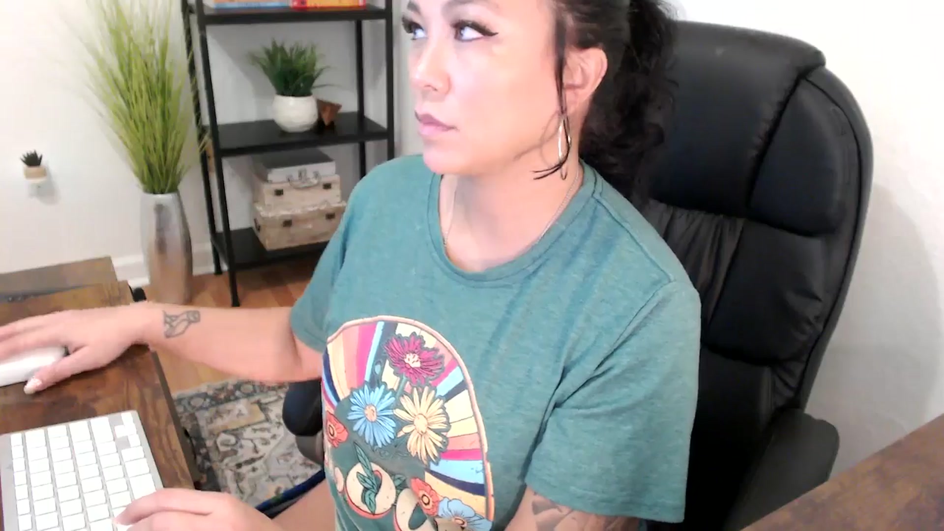 Gallery image thumbnail from MickaylaMinx's myfreecams stream on, 12/12/2024, 19:02 image 9 of 20