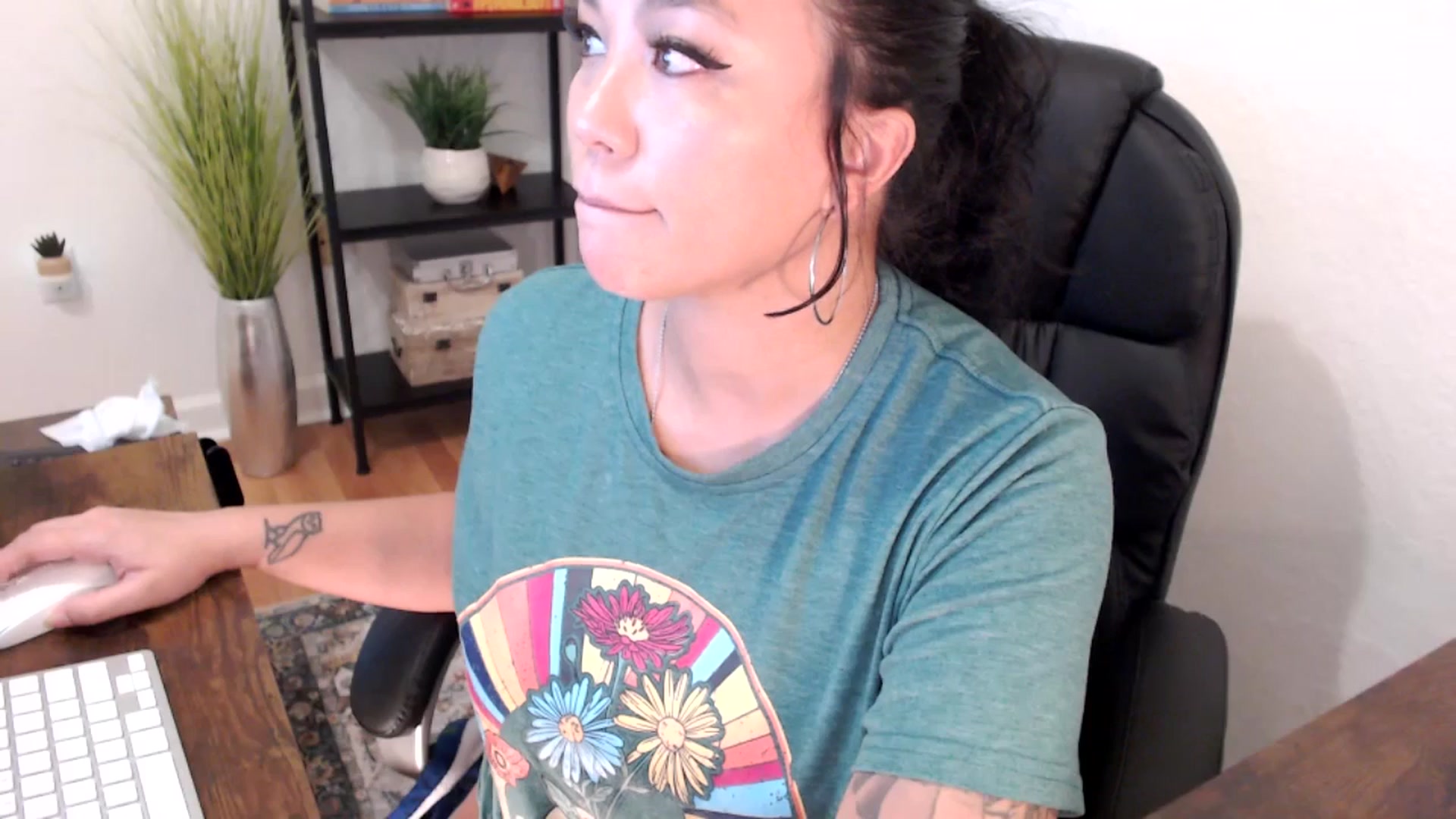 Gallery image thumbnail from MickaylaMinx's myfreecams stream on, 12/12/2024, 20:10 image 12 of 20