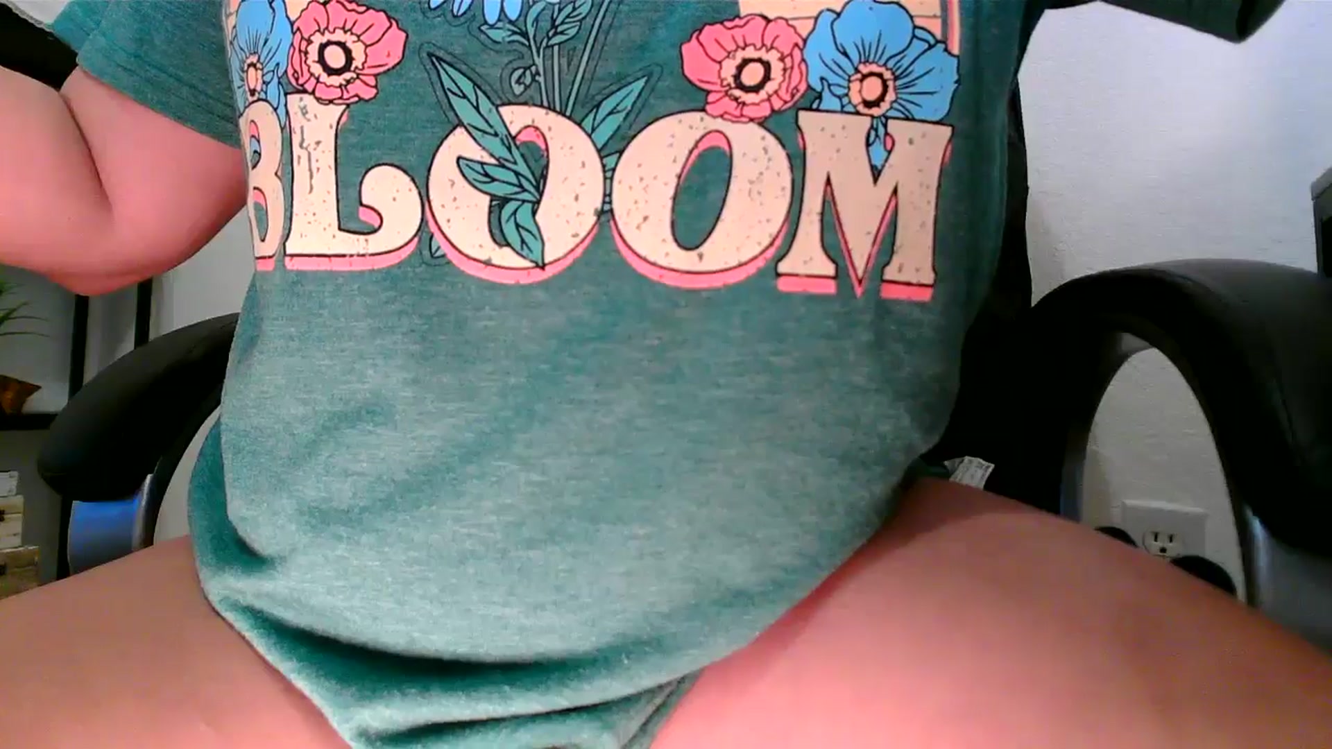 Gallery image thumbnail from MickaylaMinx's myfreecams stream on, 12/12/2024, 20:10 image 6 of 20