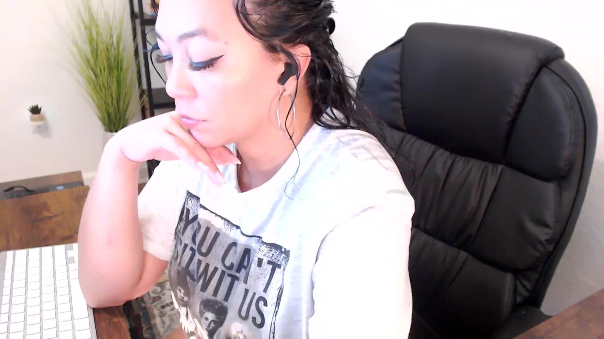 Gallery image thumbnail from MickaylaMinx's myfreecams stream on, 12/17/2024, 15:47 image 2 of 20