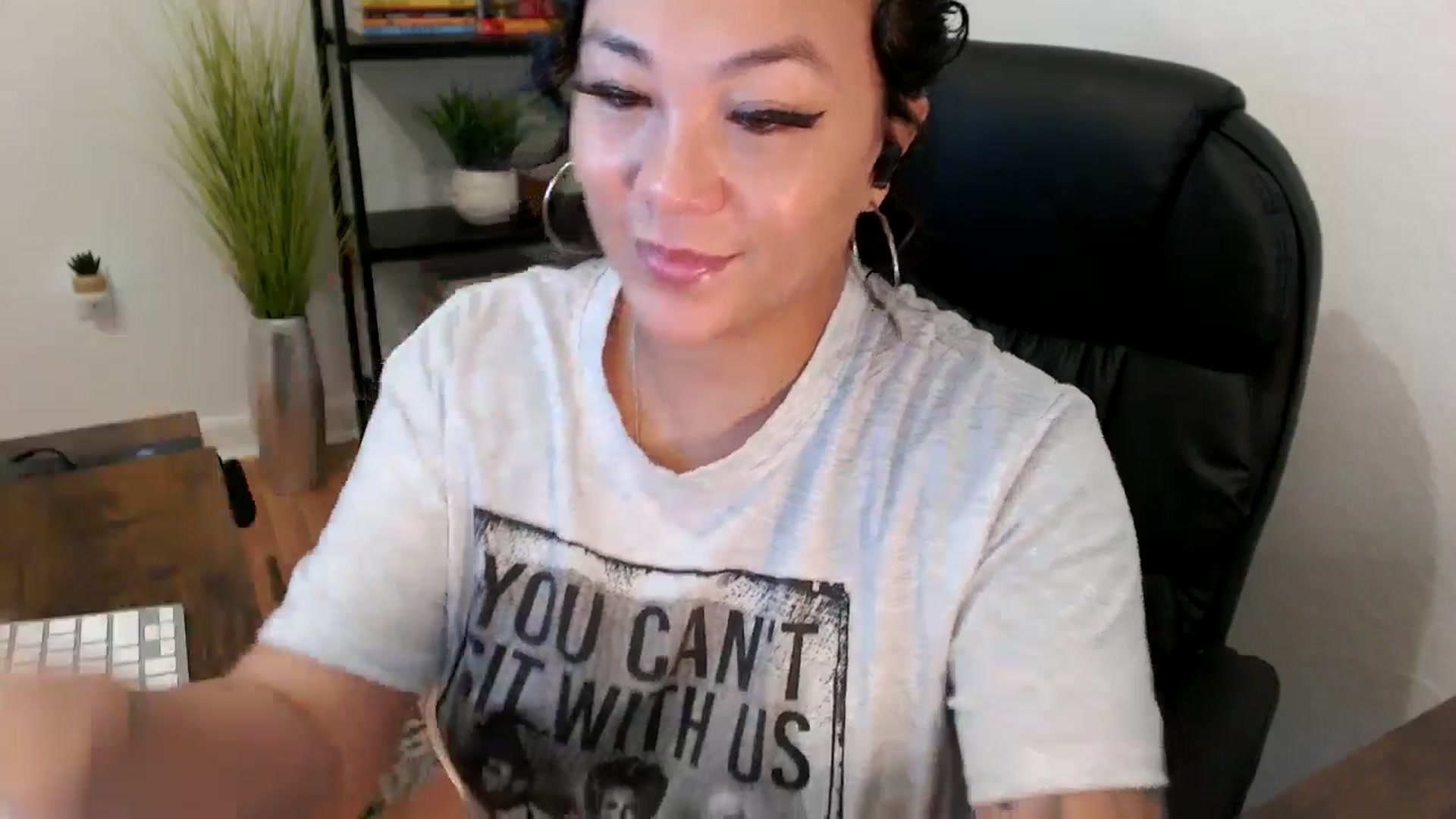 Gallery image thumbnail from MickaylaMinx's myfreecams stream on, 12/17/2024, 16:48 image 12 of 20