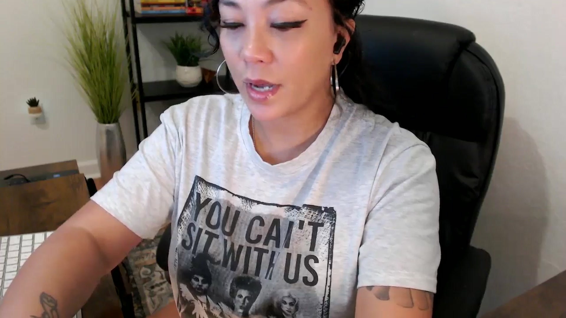 Gallery image thumbnail from MickaylaMinx's myfreecams stream on, 12/17/2024, 16:48 image 3 of 20