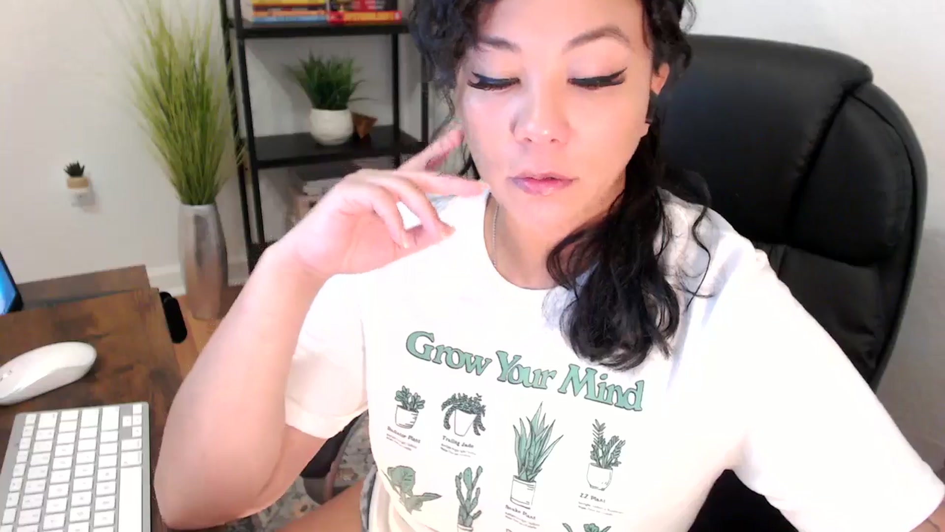 Gallery image thumbnail from MickaylaMinx's myfreecams stream on, 12/18/2024, 15:55 image 11 of 20