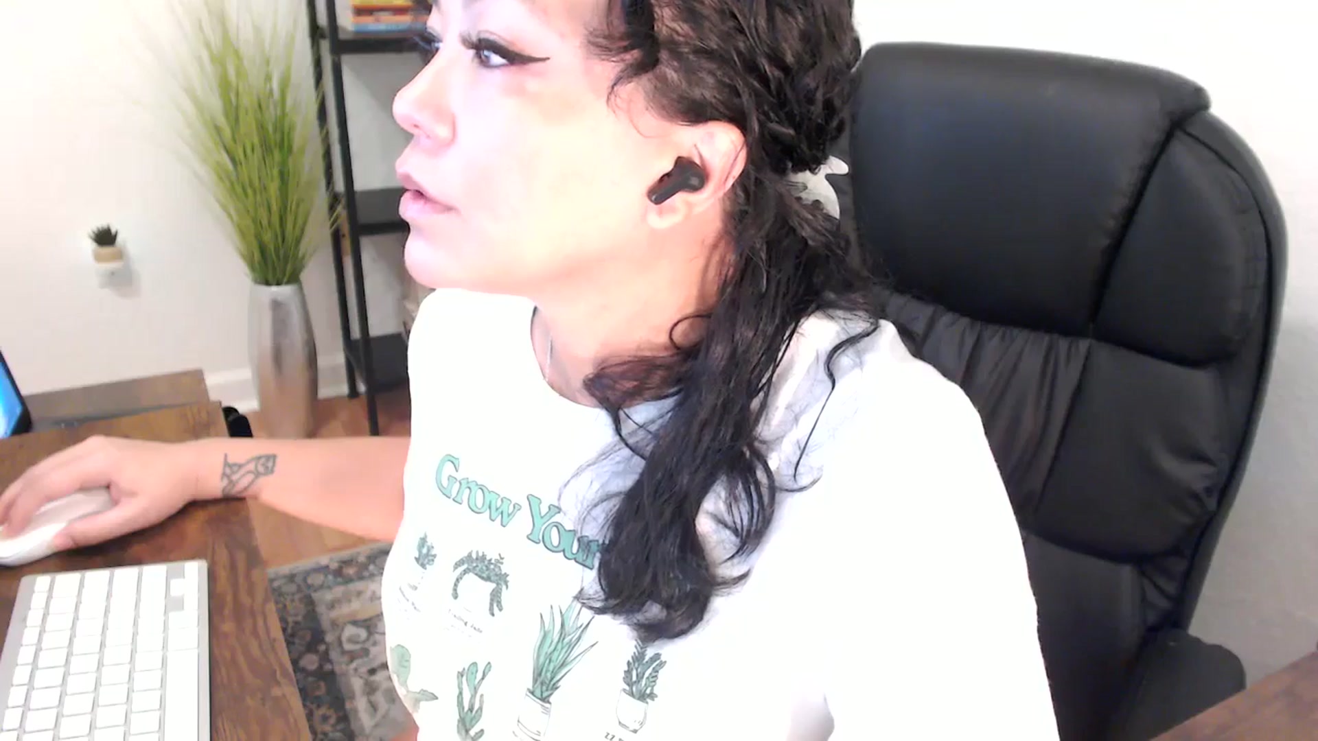 Gallery image thumbnail from MickaylaMinx's myfreecams stream on, 12/18/2024, 15:55 image 10 of 20