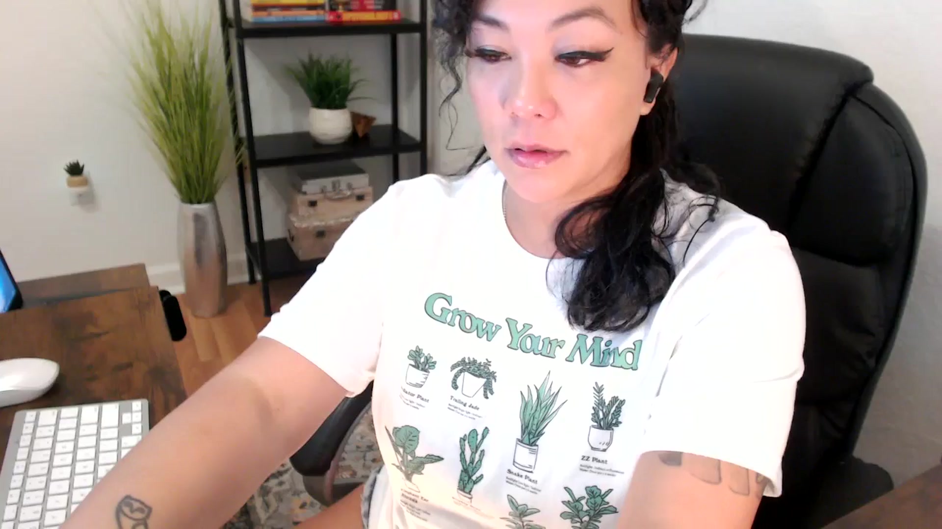 Gallery image thumbnail from MickaylaMinx's myfreecams stream on, 12/18/2024, 15:55 image 1 of 20