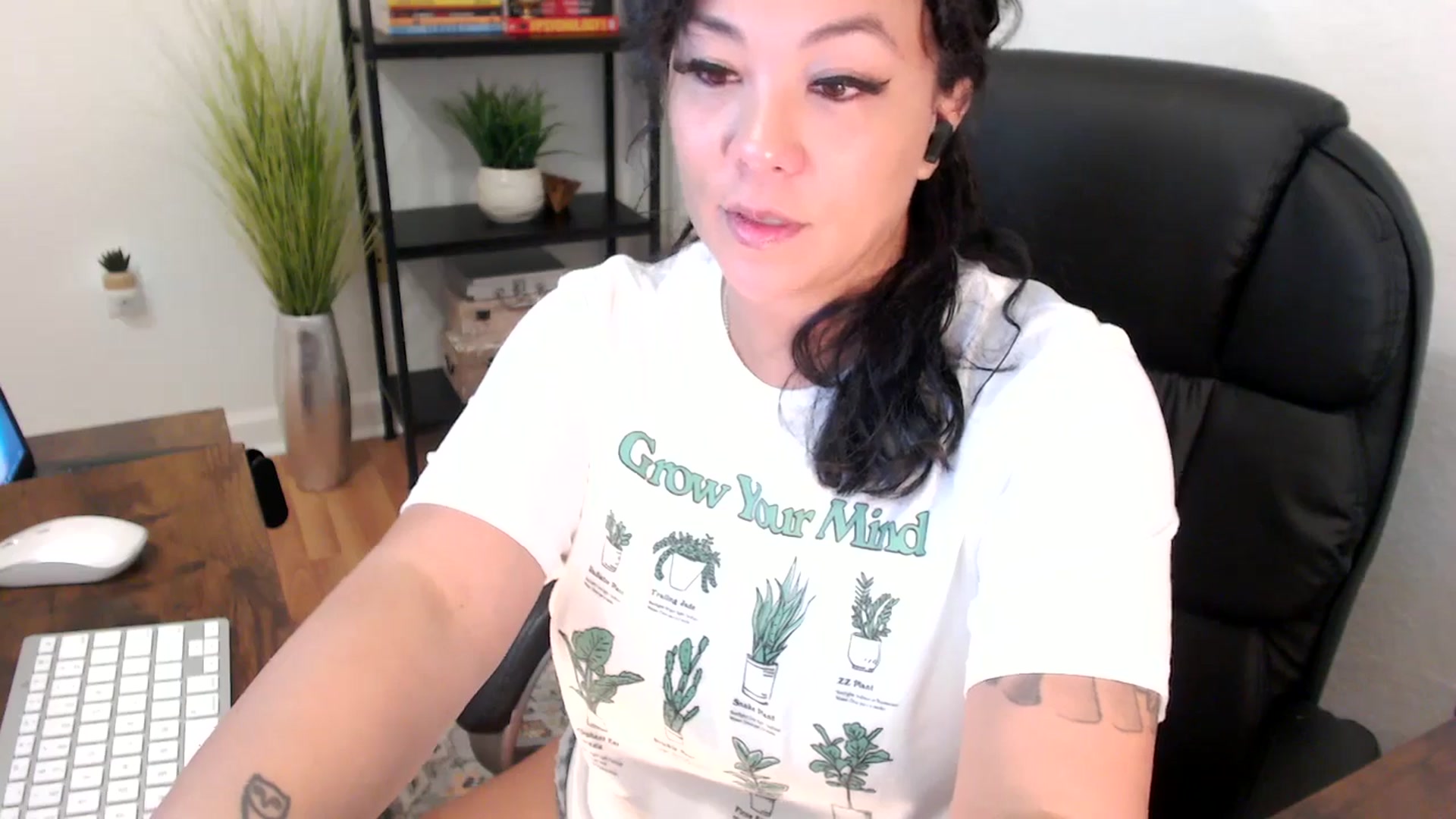 Gallery image thumbnail from MickaylaMinx's myfreecams stream on, 12/18/2024, 15:55 image 7 of 20