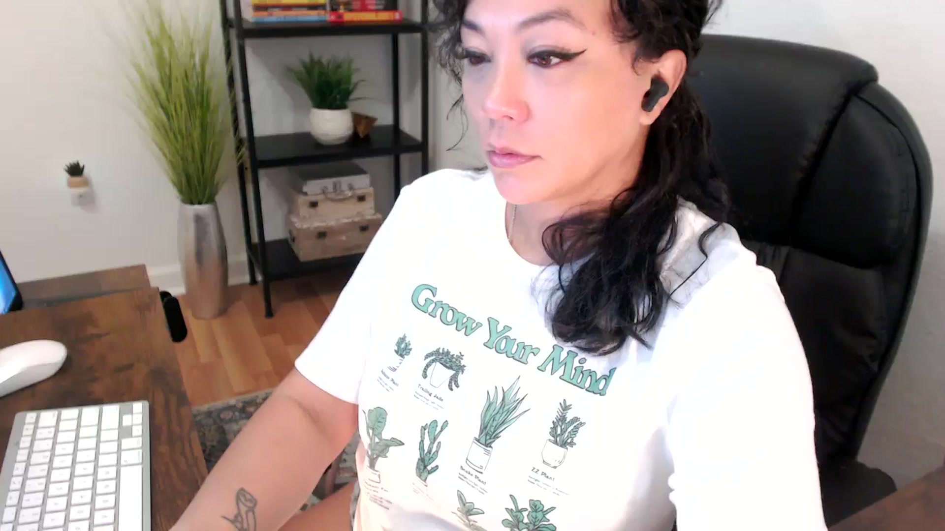 Gallery image thumbnail from MickaylaMinx's myfreecams stream on, 12/18/2024, 15:55 image 17 of 20