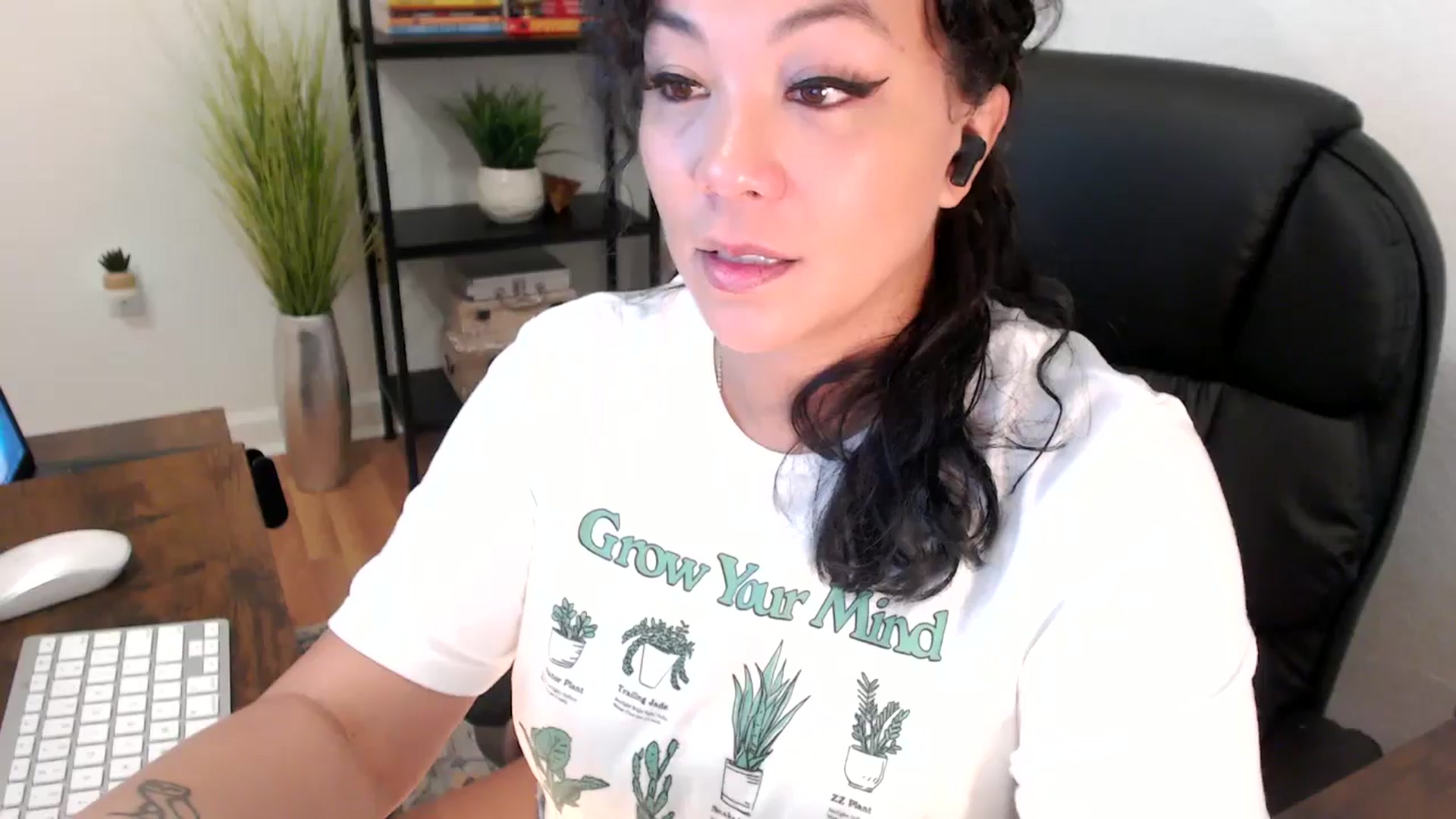 Gallery image thumbnail from MickaylaMinx's myfreecams stream on, 12/18/2024, 15:55 image 6 of 20