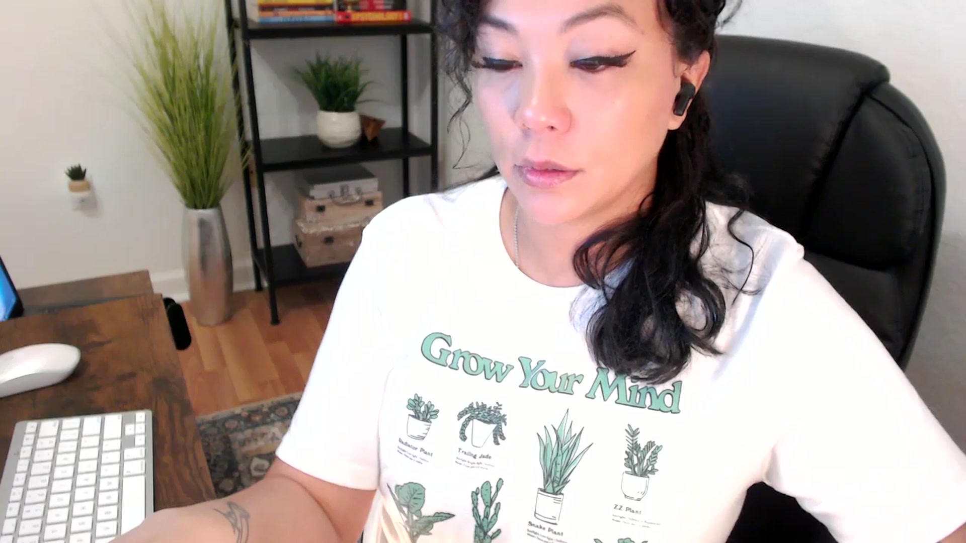 Gallery image thumbnail from MickaylaMinx's myfreecams stream on, 12/18/2024, 15:55 image 12 of 20