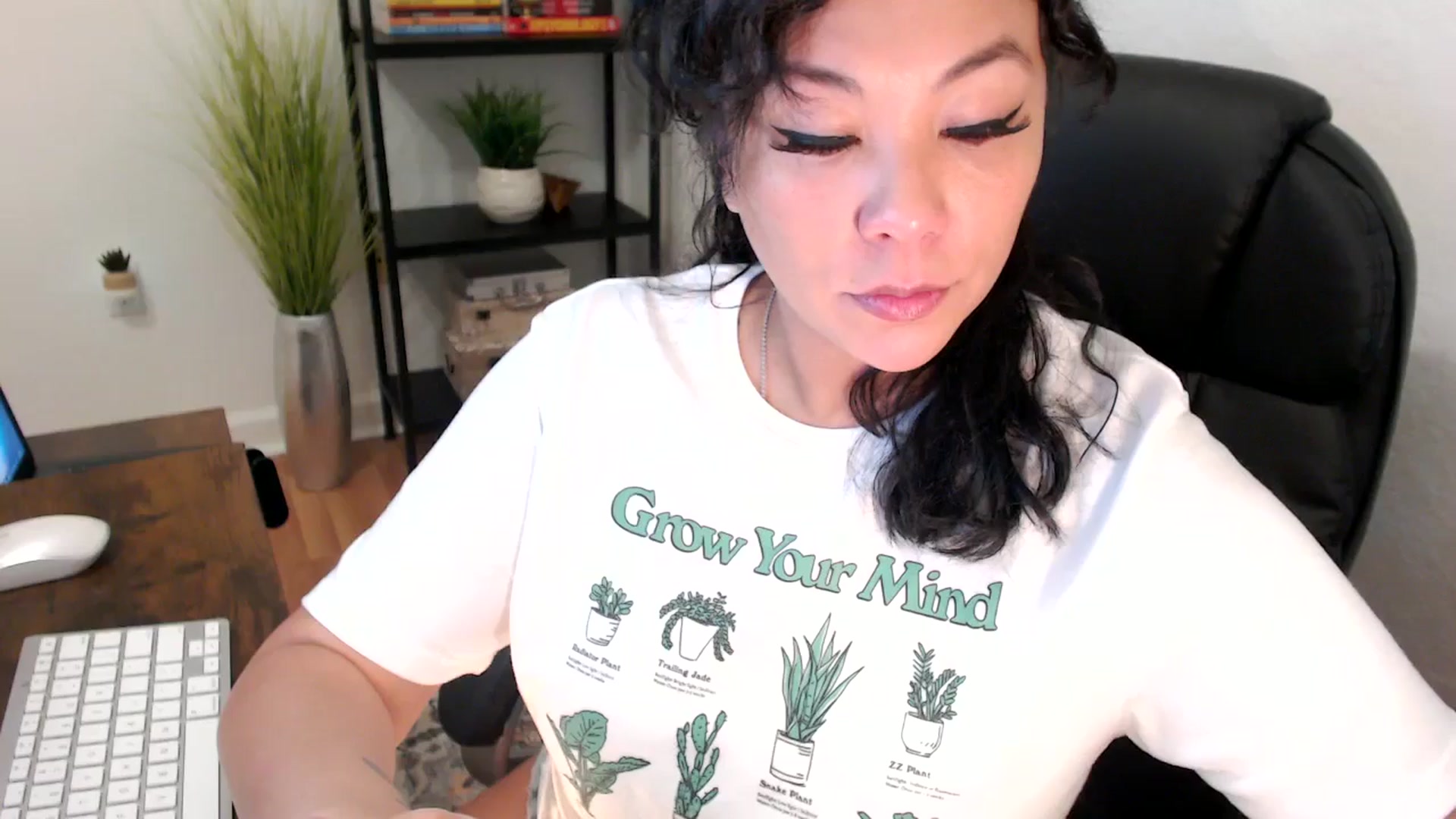 Gallery image thumbnail from MickaylaMinx's myfreecams stream on, 12/18/2024, 15:55 image 15 of 20