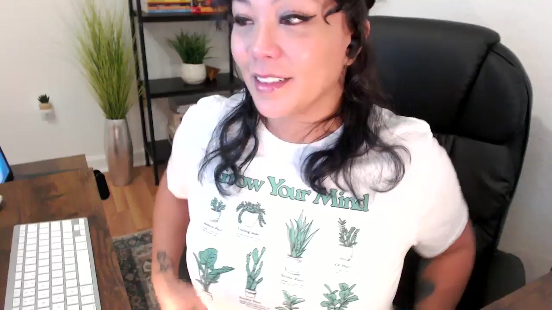 Gallery image thumbnail from MickaylaMinx's myfreecams stream on, 12/18/2024, 17:03 image 6 of 20