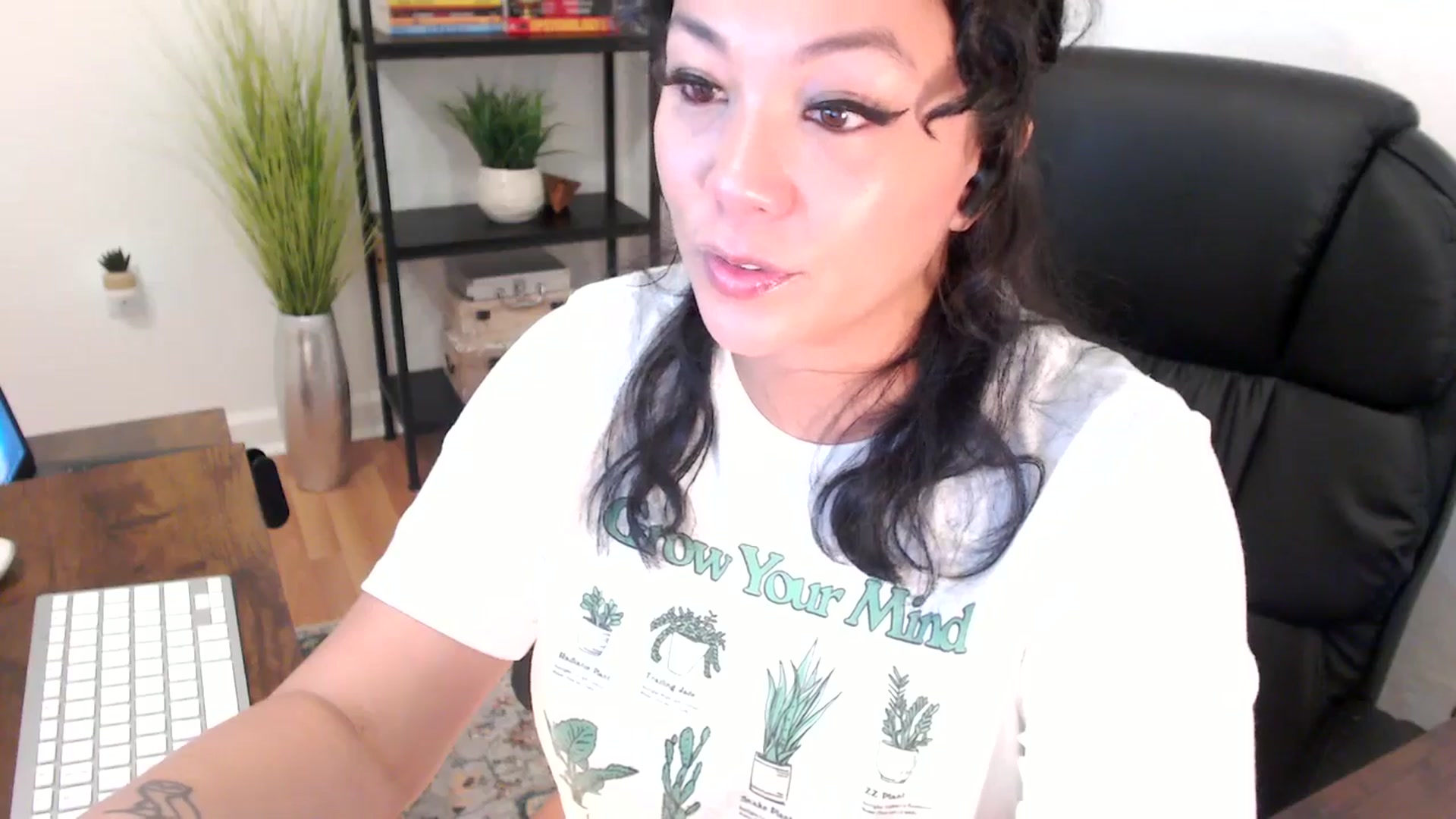 Gallery image thumbnail from MickaylaMinx's myfreecams stream on, 12/18/2024, 17:03 image 7 of 20