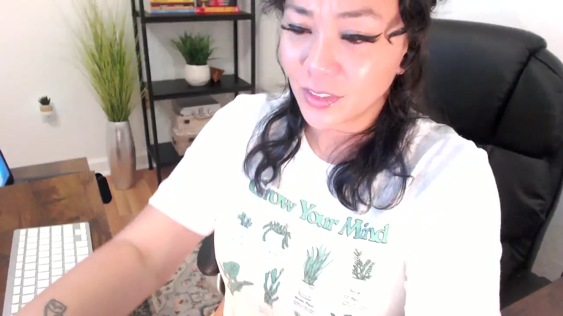 Gallery image thumbnail from MickaylaMinx's myfreecams stream on, 12/18/2024, 17:03 image 12 of 20