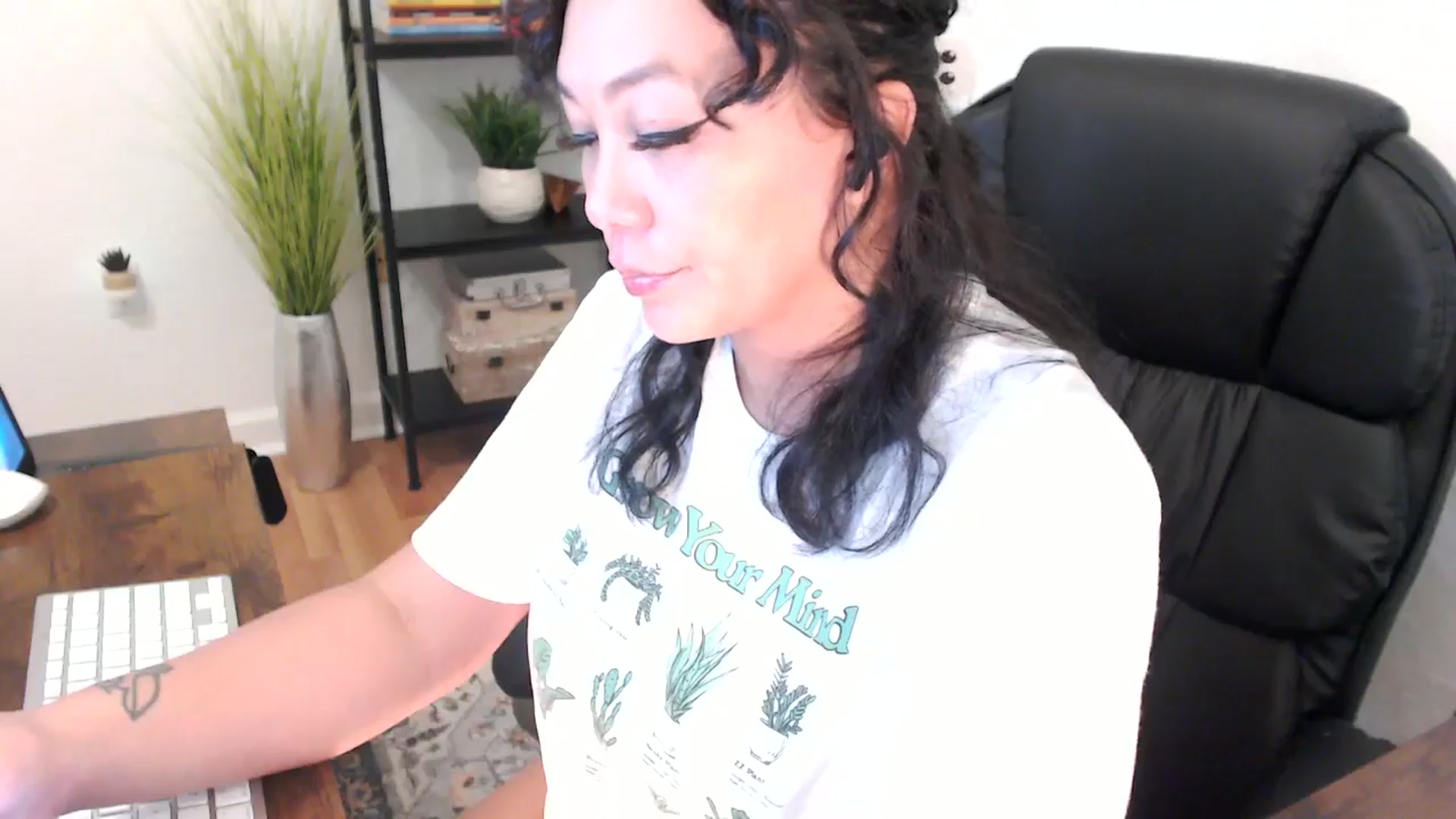 Gallery image thumbnail from MickaylaMinx's myfreecams stream on, 12/18/2024, 17:03 image 2 of 20