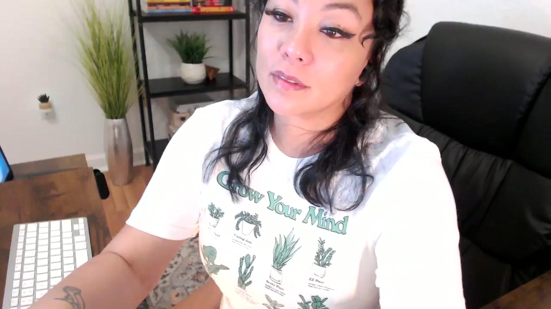 Gallery image thumbnail from MickaylaMinx's myfreecams stream on, 12/18/2024, 17:03 image 13 of 20