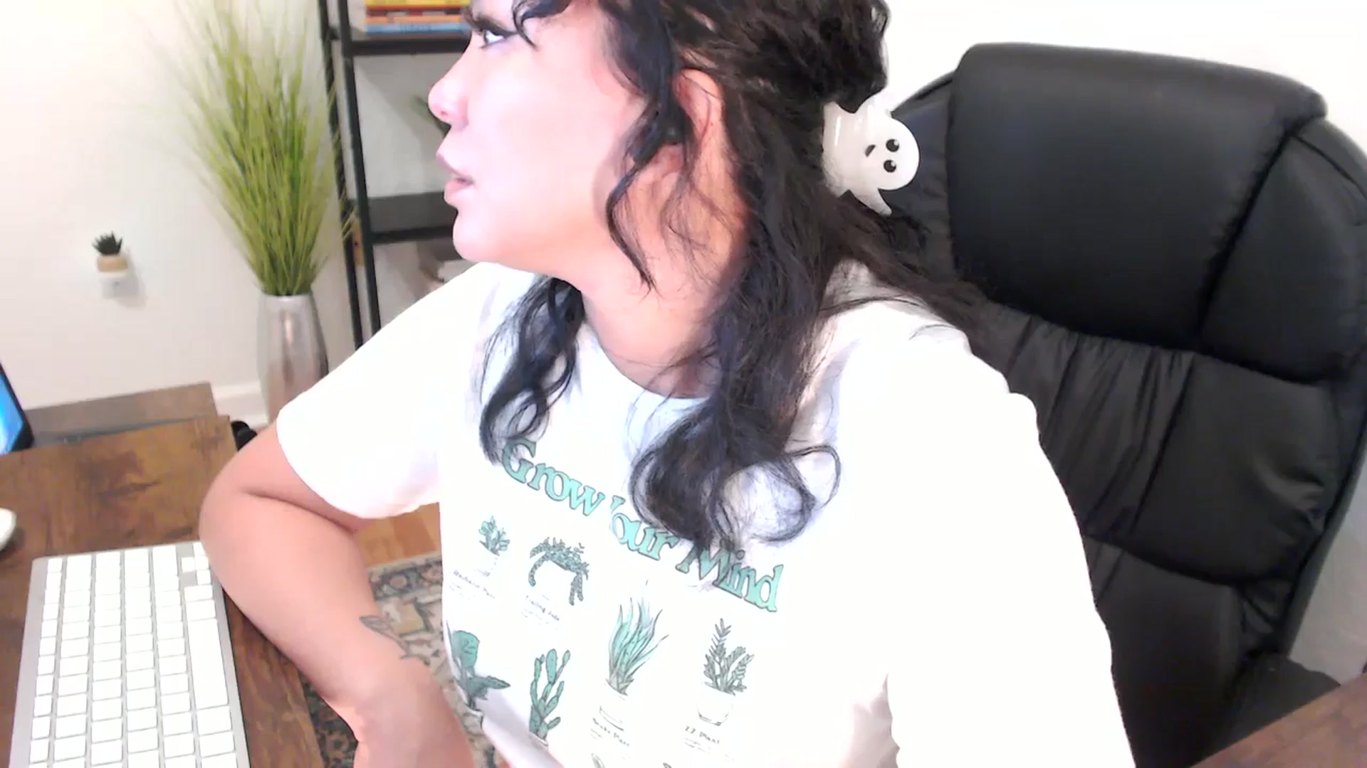 Gallery image thumbnail from MickaylaMinx's myfreecams stream on, 12/18/2024, 17:03 image 8 of 20