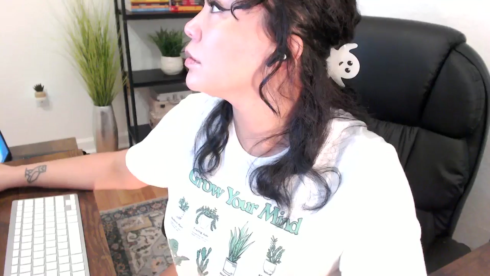 Gallery image thumbnail from MickaylaMinx's myfreecams stream on, 12/18/2024, 17:03 image 5 of 20