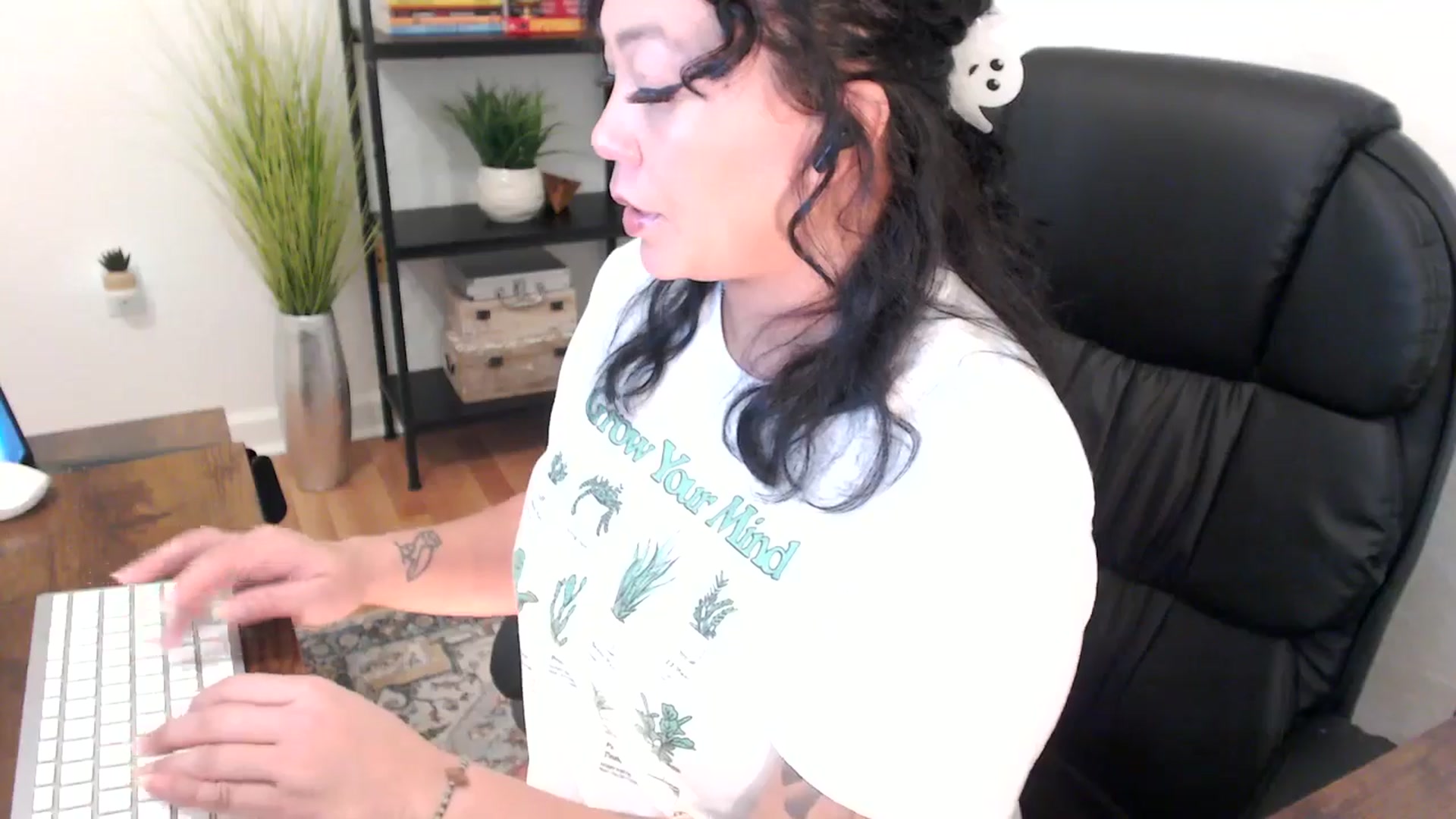 Gallery image thumbnail from MickaylaMinx's myfreecams stream on, 12/18/2024, 17:03 image 3 of 20