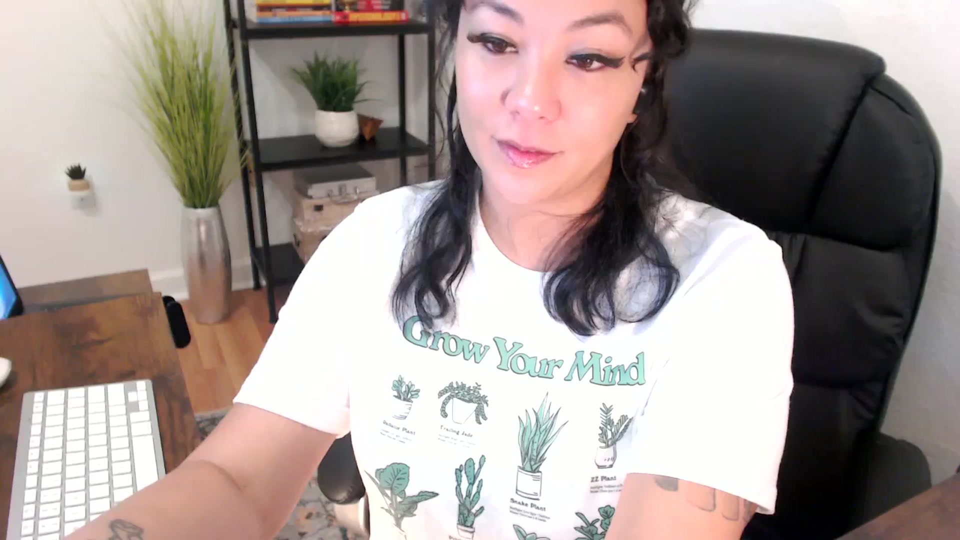Gallery image thumbnail from MickaylaMinx's myfreecams stream on, 12/18/2024, 17:03 image 9 of 20