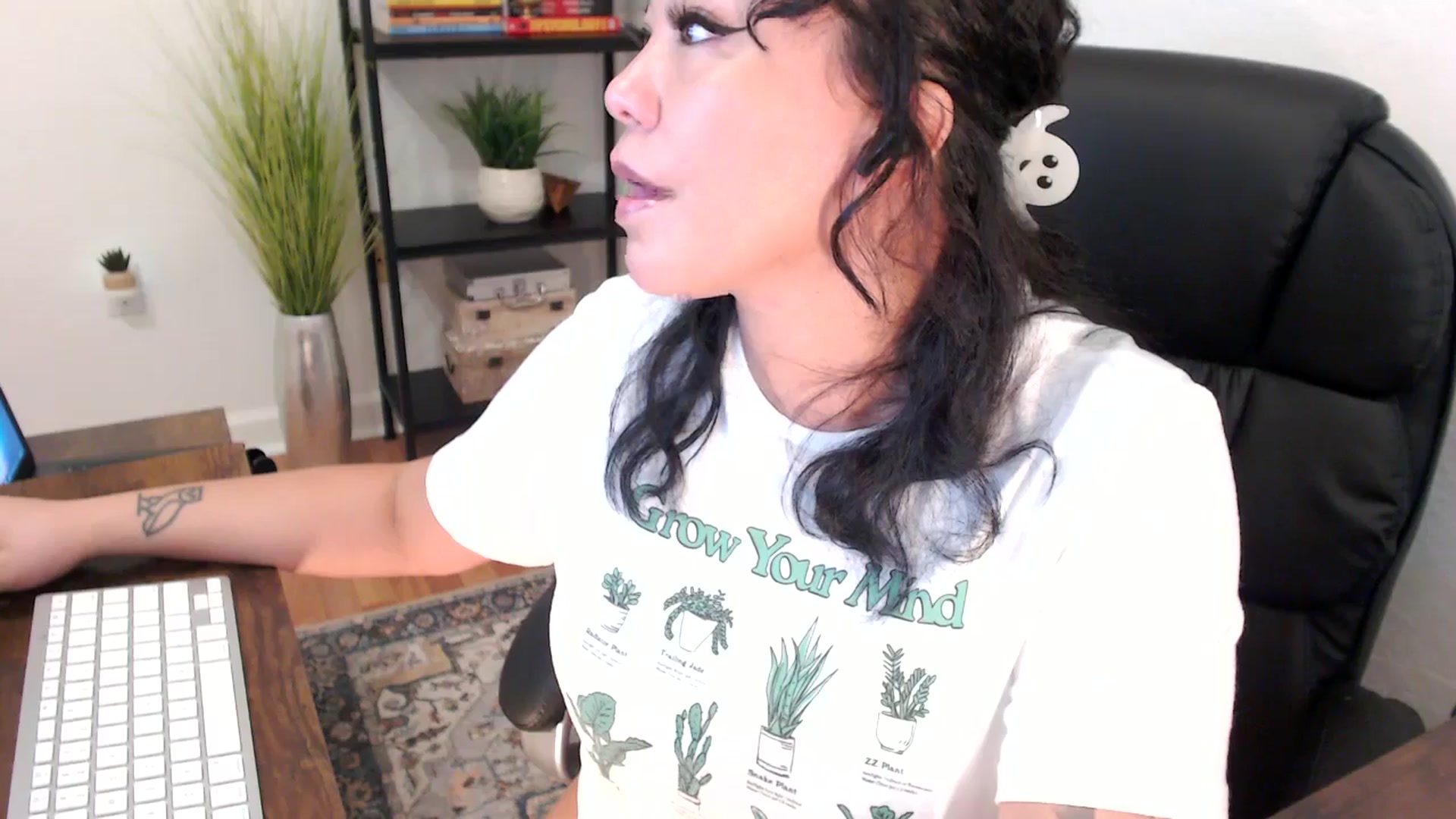 Gallery image thumbnail from MickaylaMinx's myfreecams stream on, 12/18/2024, 17:03 image 10 of 20