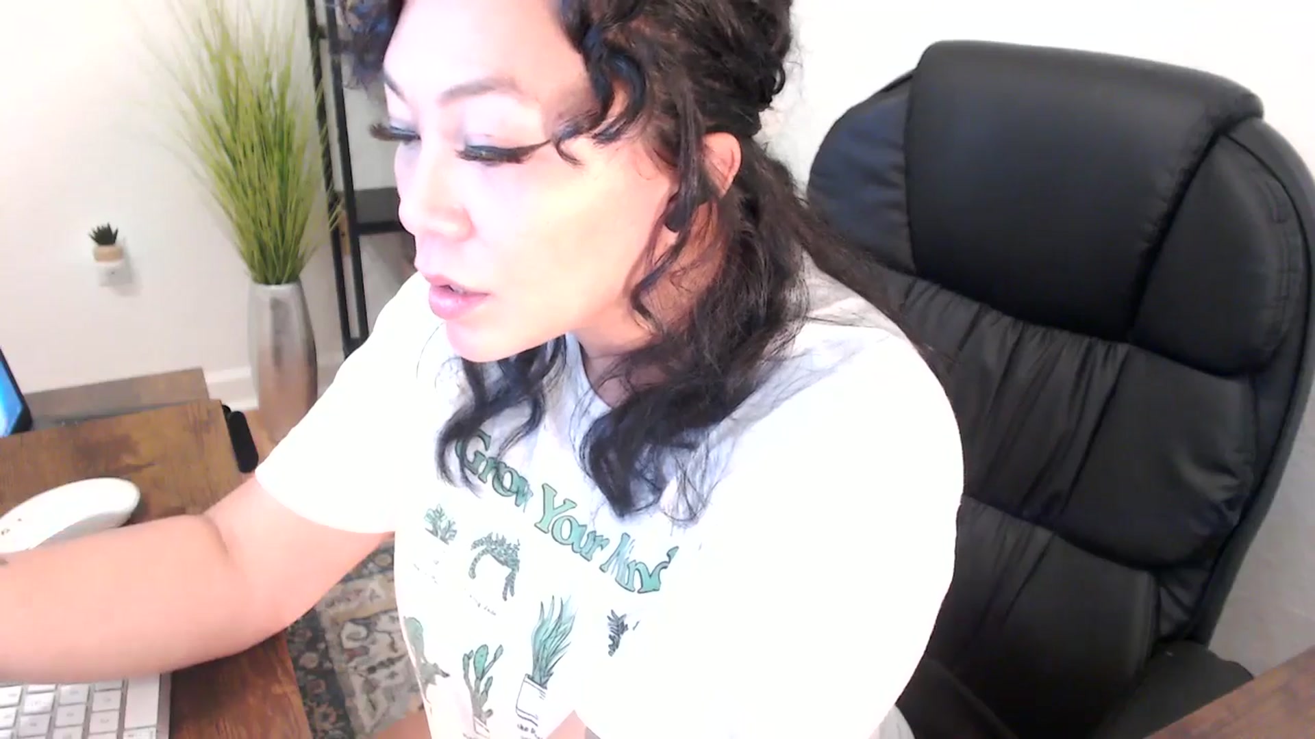 Gallery image thumbnail from MickaylaMinx's myfreecams stream on, 12/18/2024, 17:35 image 20 of 20