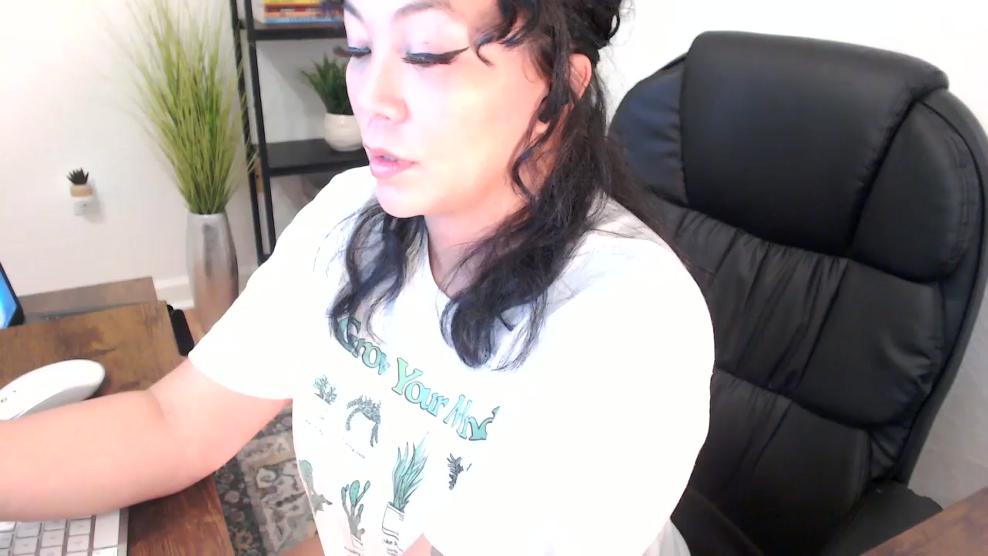 Gallery image thumbnail from MickaylaMinx's myfreecams stream on, 12/18/2024, 17:35 image 18 of 20