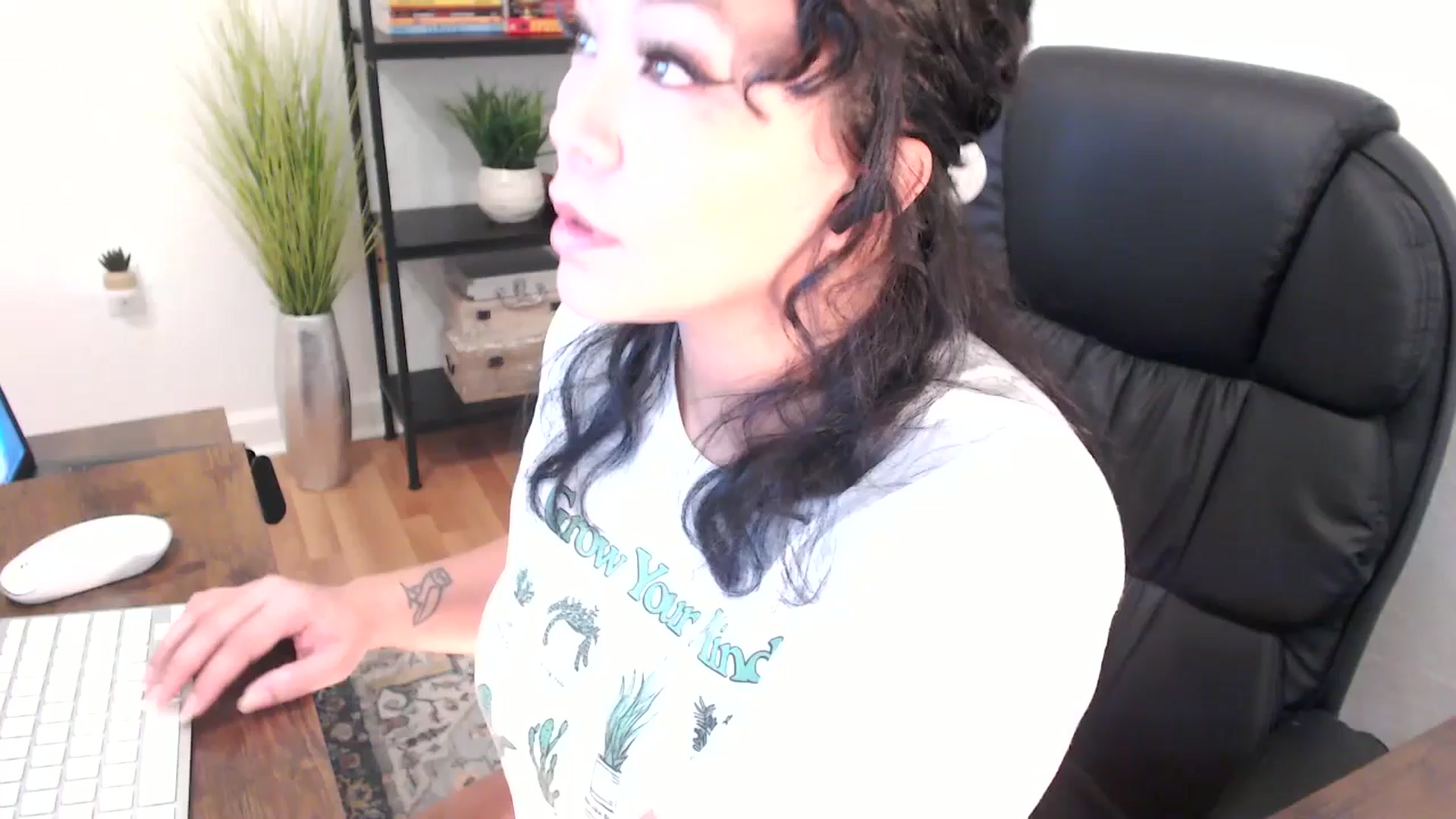 Gallery image thumbnail from MickaylaMinx's myfreecams stream on, 12/18/2024, 17:35 image 15 of 20