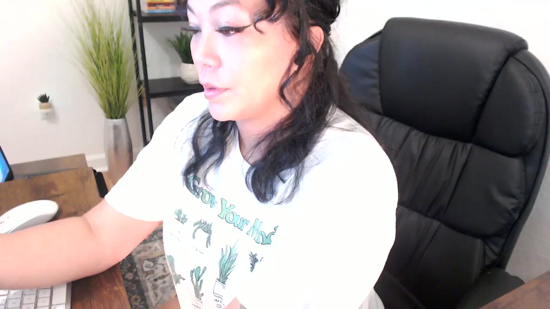 Gallery image thumbnail from MickaylaMinx's myfreecams stream on, 12/18/2024, 17:35 image 19 of 20