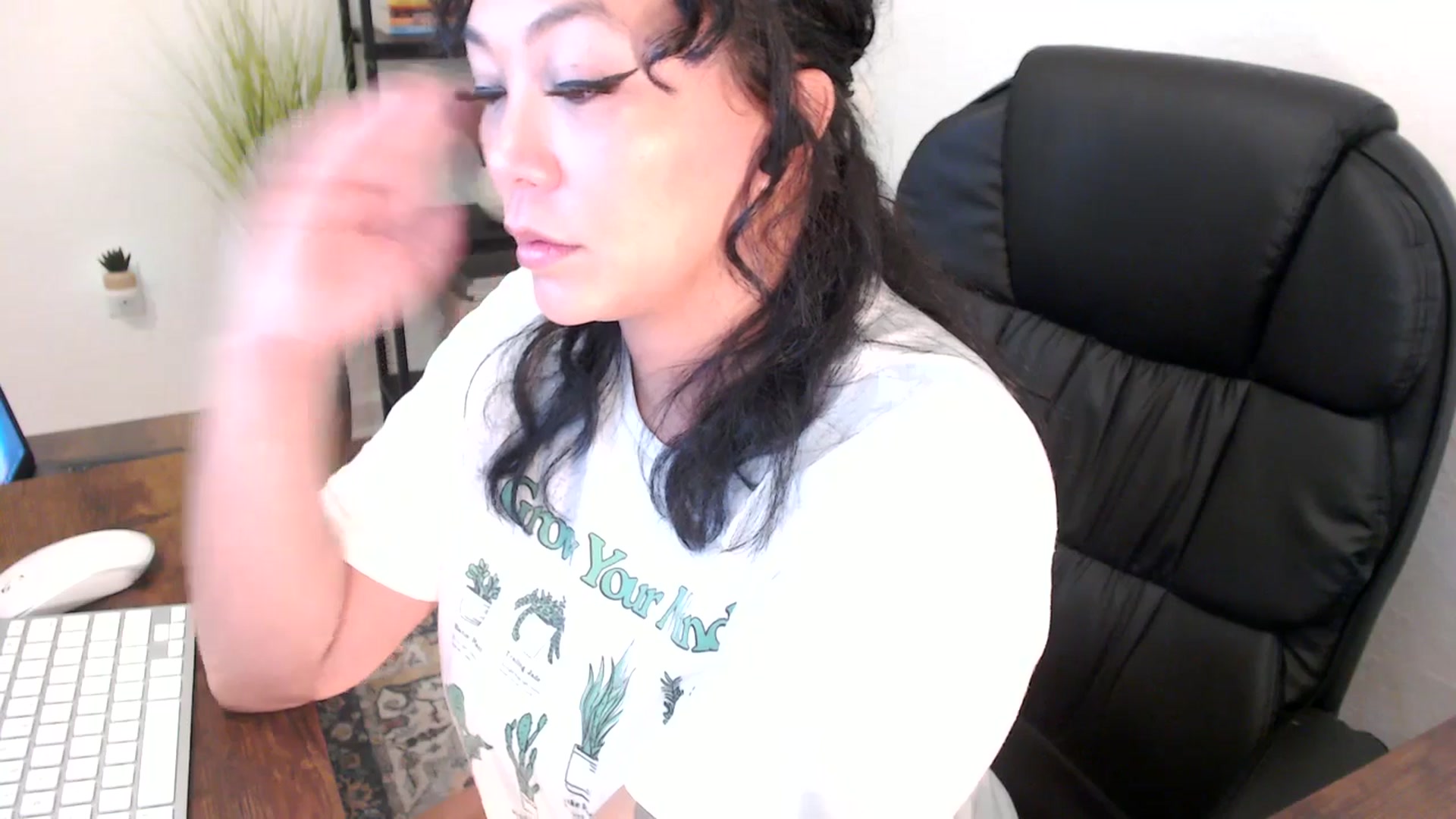 Gallery image thumbnail from MickaylaMinx's myfreecams stream on, 12/18/2024, 17:35 image 17 of 20