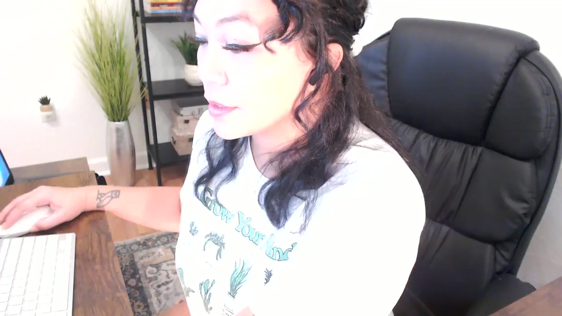 Gallery image thumbnail from MickaylaMinx's myfreecams stream on, 12/18/2024, 17:35 image 16 of 20