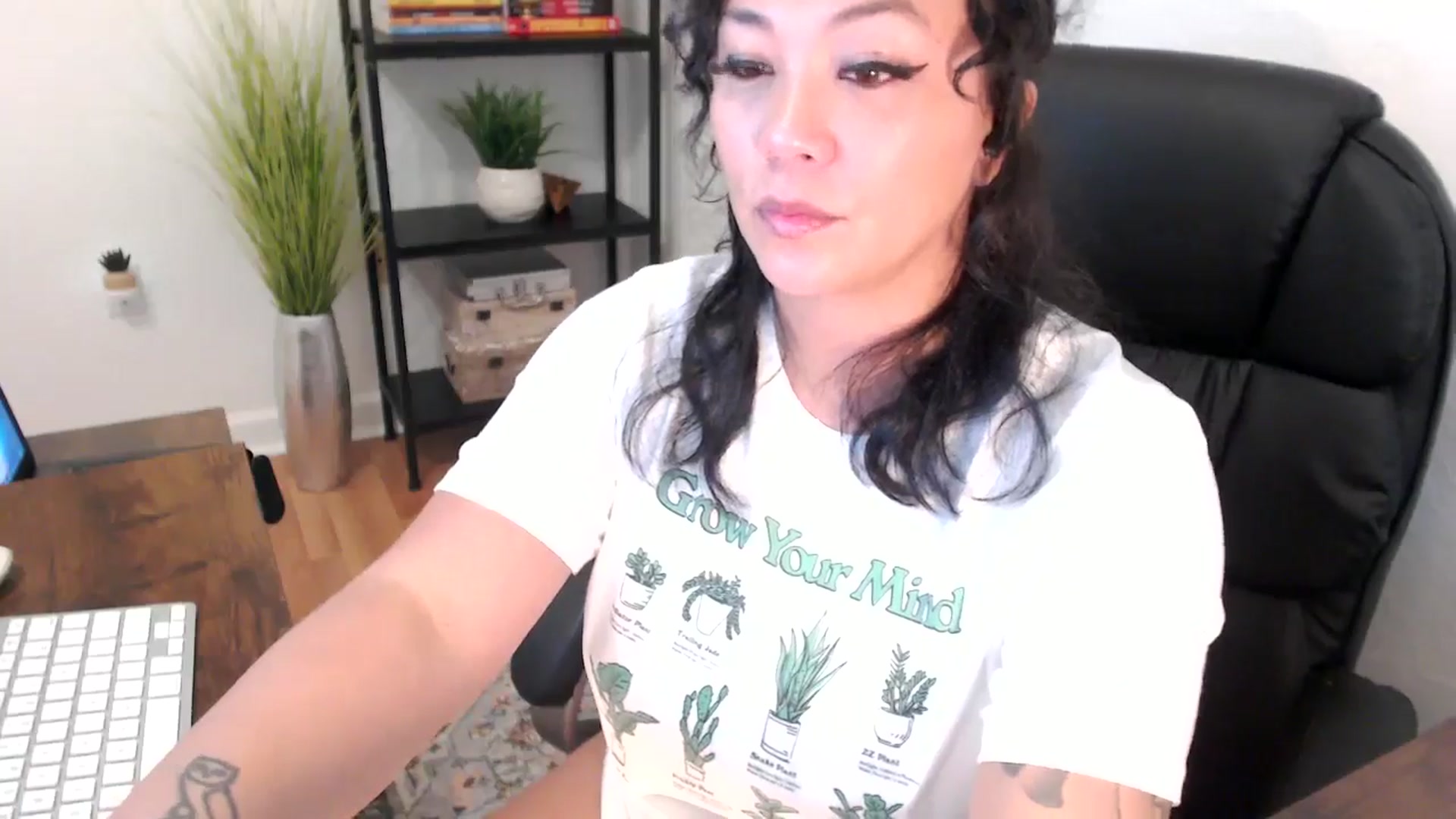 Gallery image thumbnail from MickaylaMinx's myfreecams stream on, 12/18/2024, 18:03 image 6 of 20