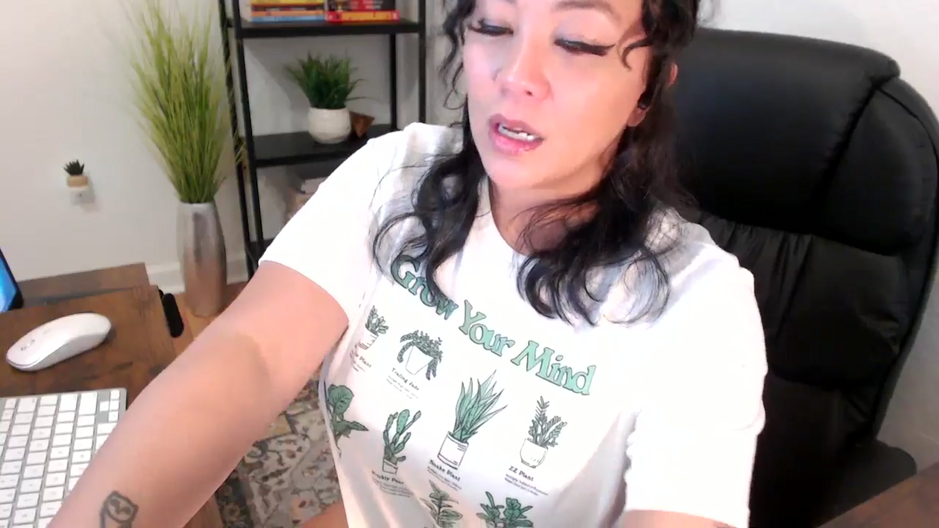 Gallery image thumbnail from MickaylaMinx's myfreecams stream on, 12/18/2024, 18:03 image 3 of 20
