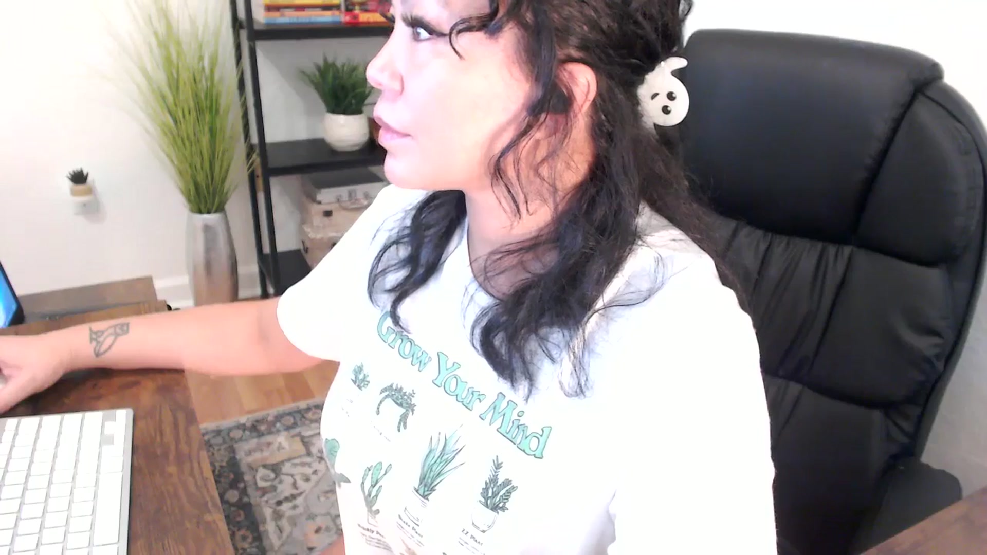 Gallery image thumbnail from MickaylaMinx's myfreecams stream on, 12/18/2024, 18:03 image 5 of 20