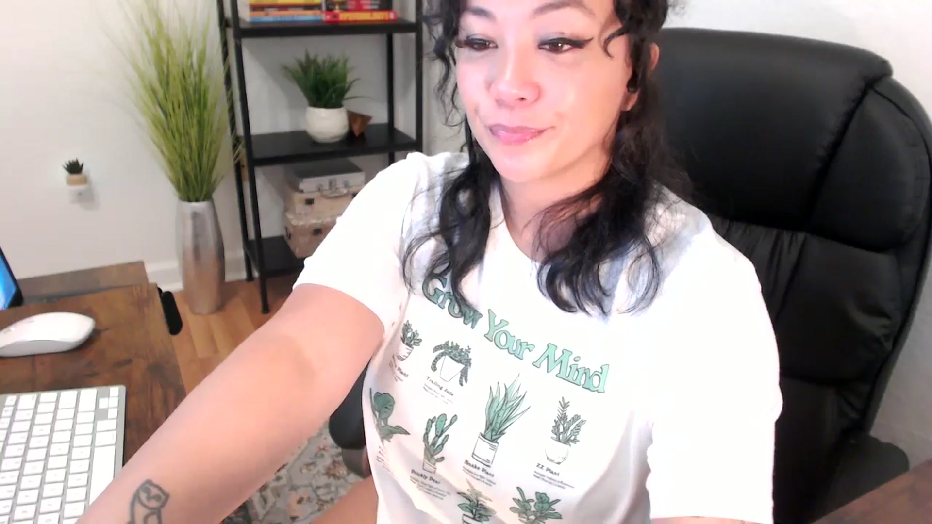Gallery image thumbnail from MickaylaMinx's myfreecams stream on, 12/18/2024, 18:03 image 4 of 20