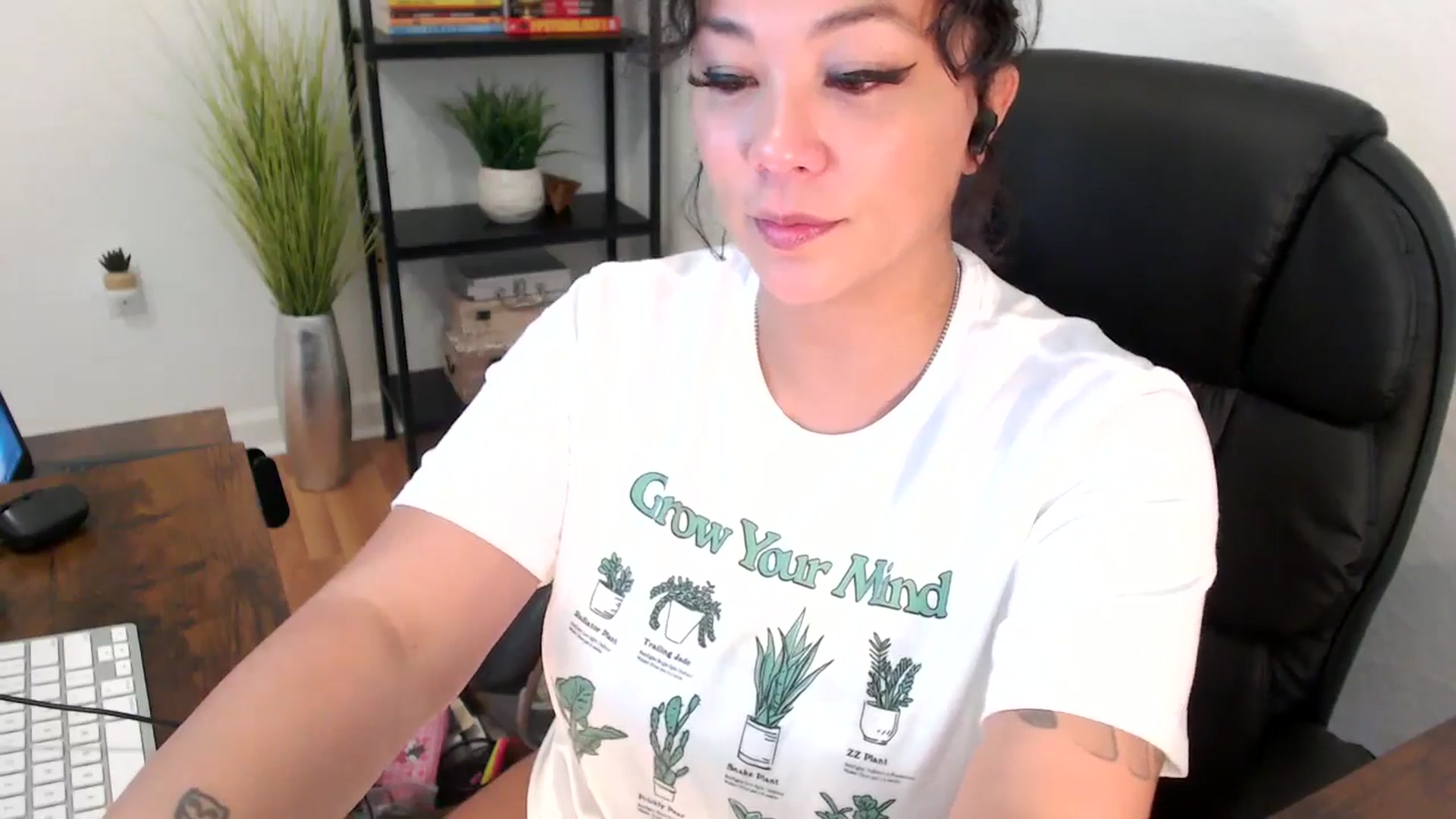 Gallery image thumbnail from MickaylaMinx's myfreecams stream on, 12/18/2024, 19:12 image 18 of 20