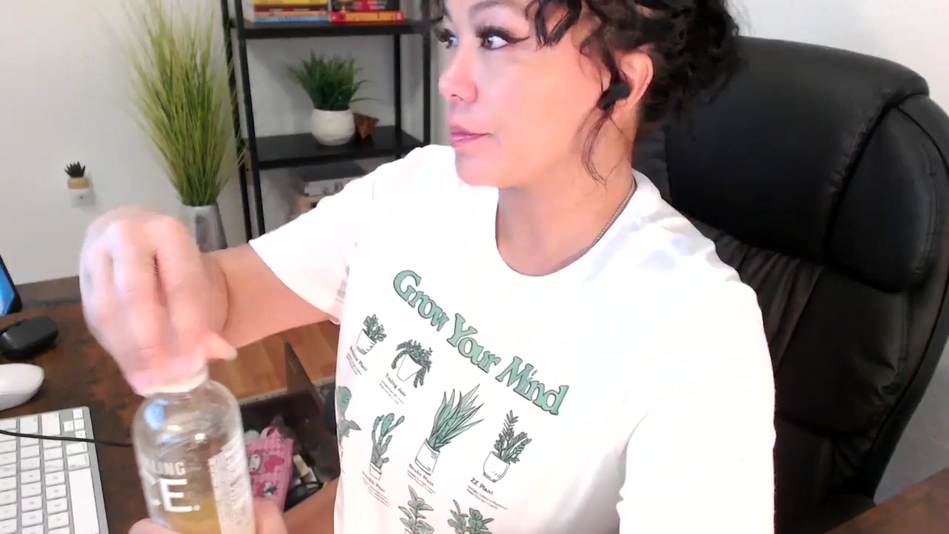 Gallery image thumbnail from MickaylaMinx's myfreecams stream on, 12/18/2024, 19:12 image 17 of 20