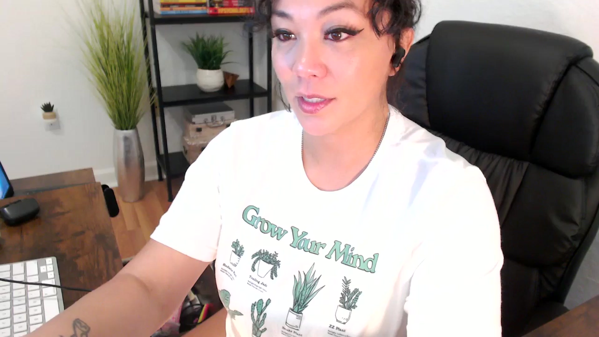 Gallery image thumbnail from MickaylaMinx's myfreecams stream on, 12/18/2024, 19:12 image 20 of 20
