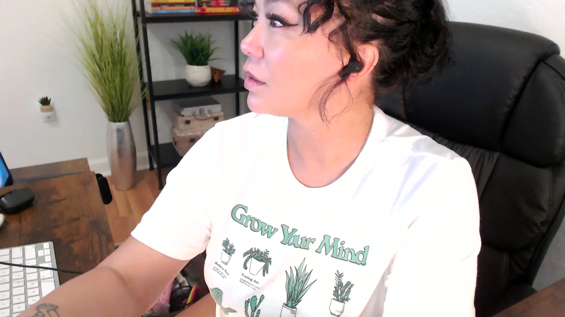 Gallery image thumbnail from MickaylaMinx's myfreecams stream on, 12/18/2024, 19:12 image 19 of 20