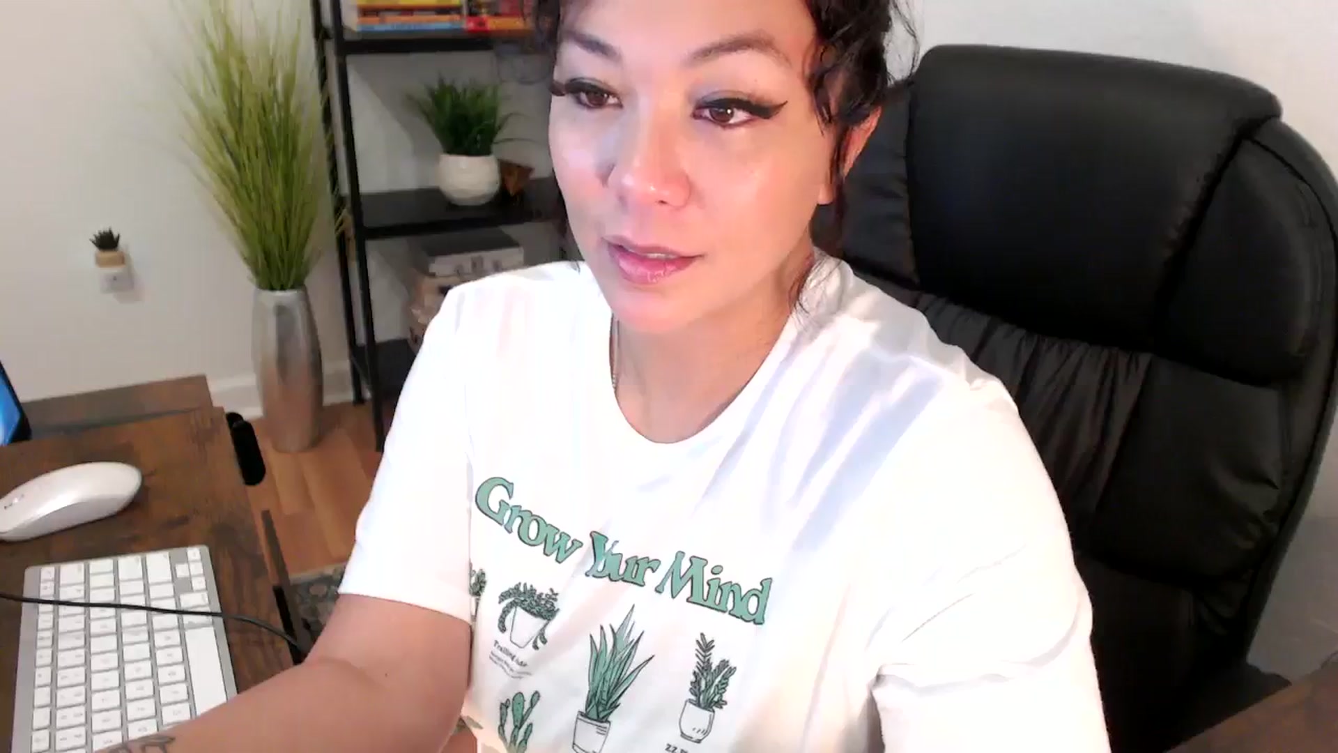 Gallery image thumbnail from MickaylaMinx's myfreecams stream on, 12/18/2024, 19:49 image 19 of 20