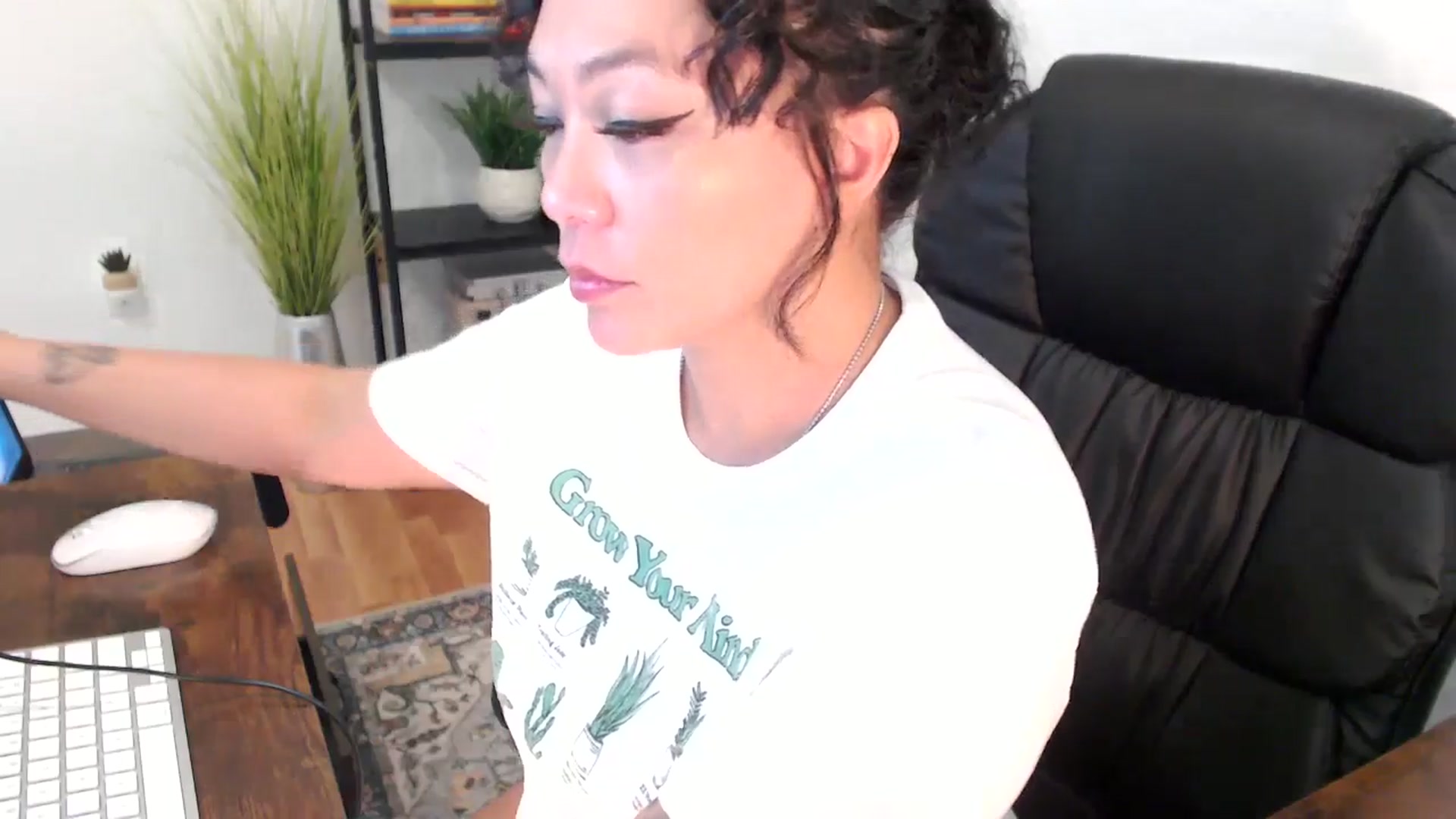 Gallery image thumbnail from MickaylaMinx's myfreecams stream on, 12/18/2024, 19:49 image 13 of 20